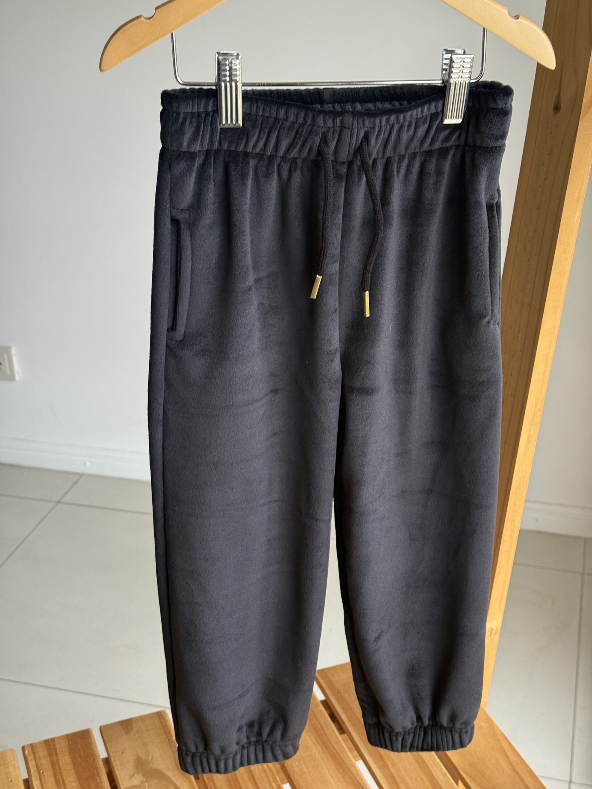 JOGGER PLUSH BIFAZ NEGRO