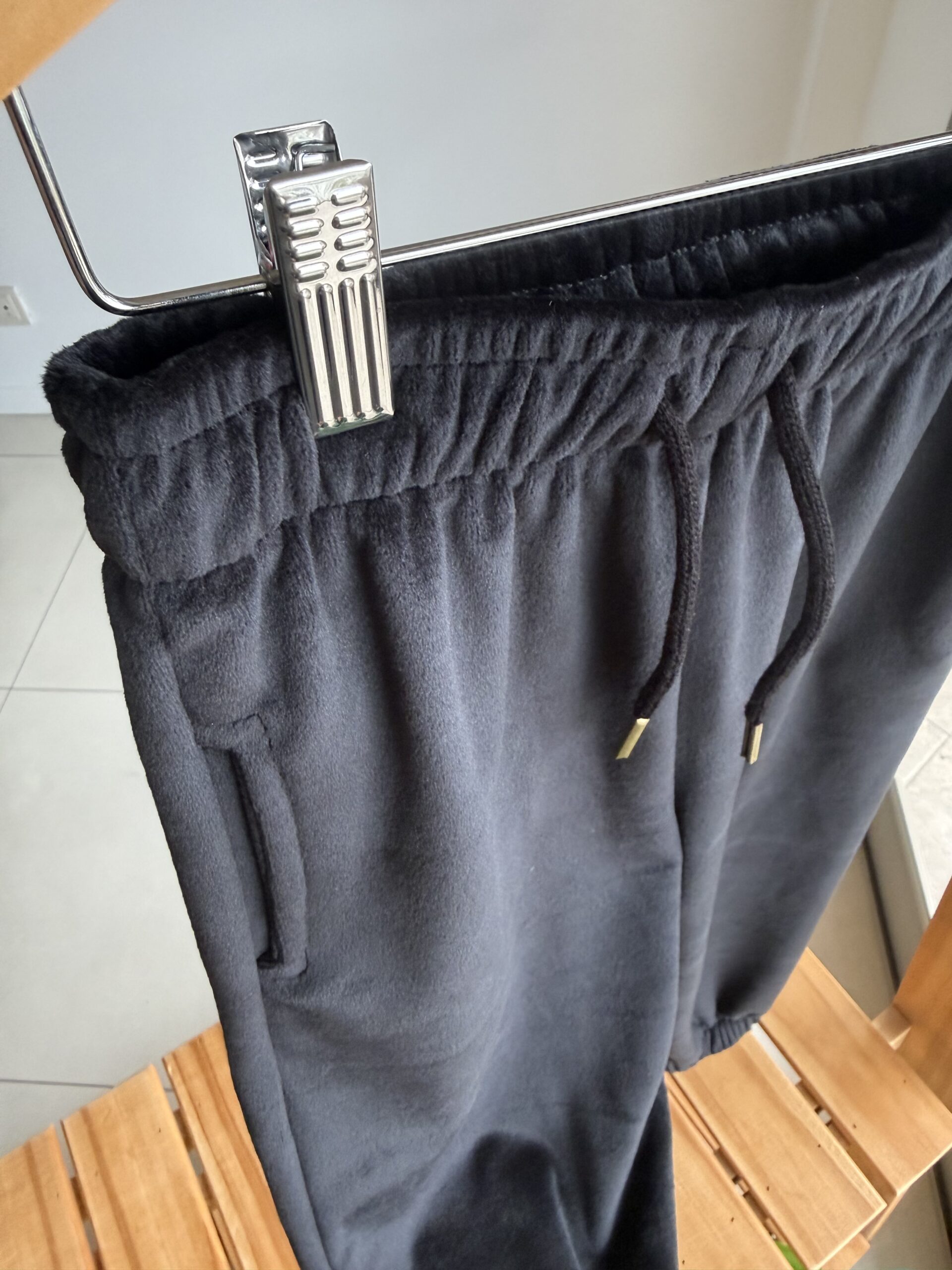 JOGGER PLUSH BIFAZ NEGRO - Imagen 2