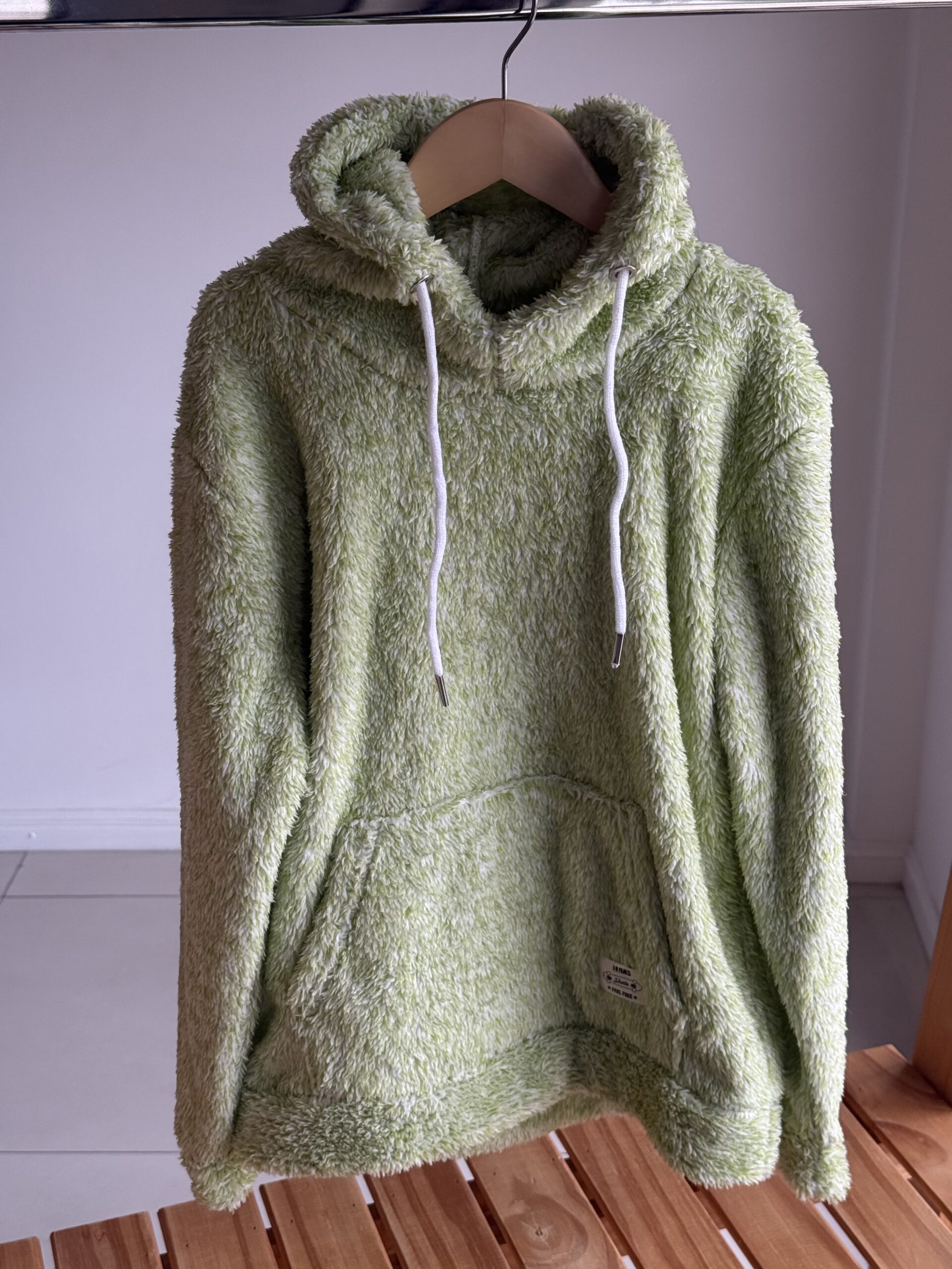BUZO PELUCHE VERDE LIMA Y BLANCO