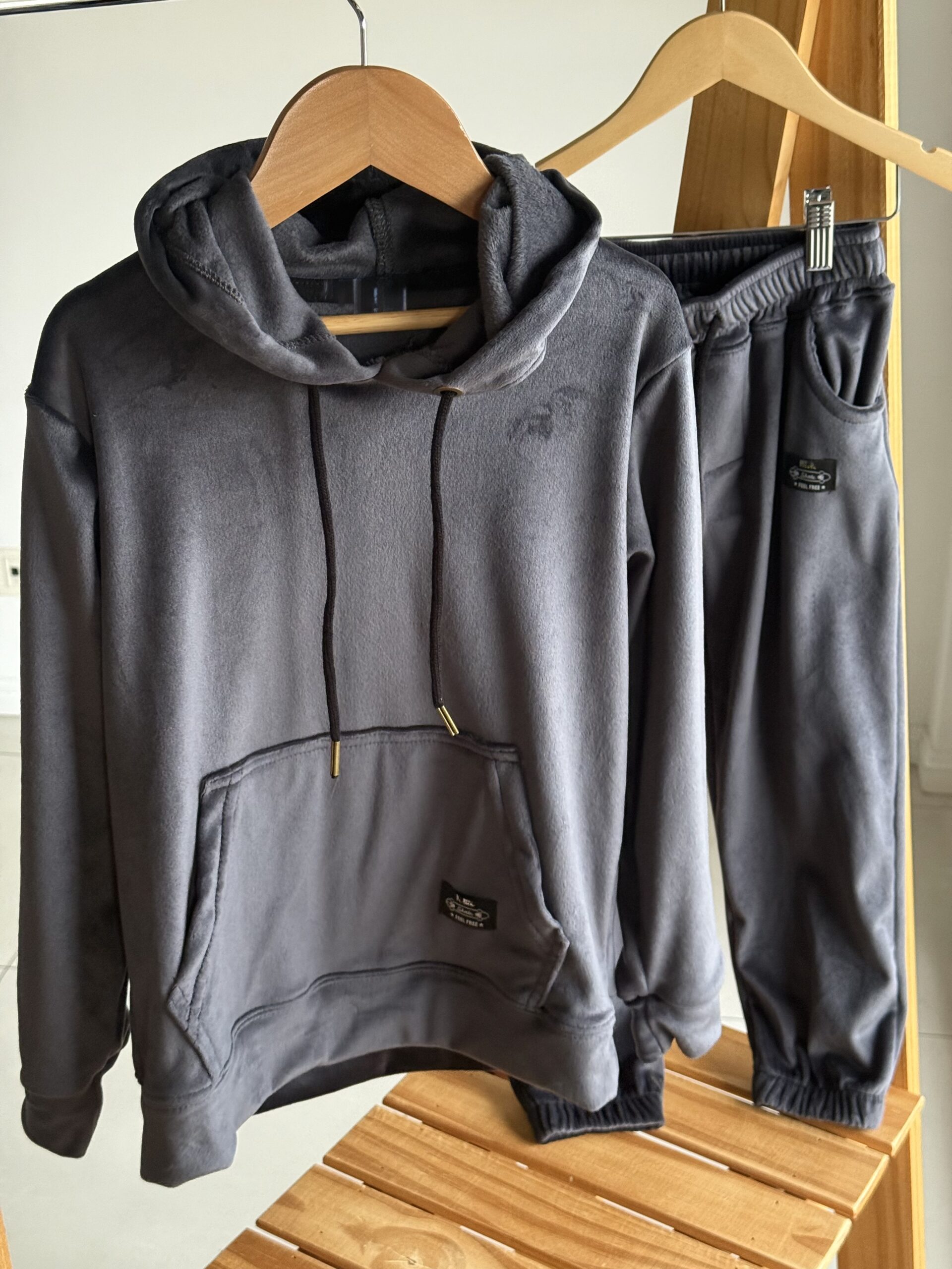 CONJUNTO PLUSH BIFAZ GRIS TOPO
