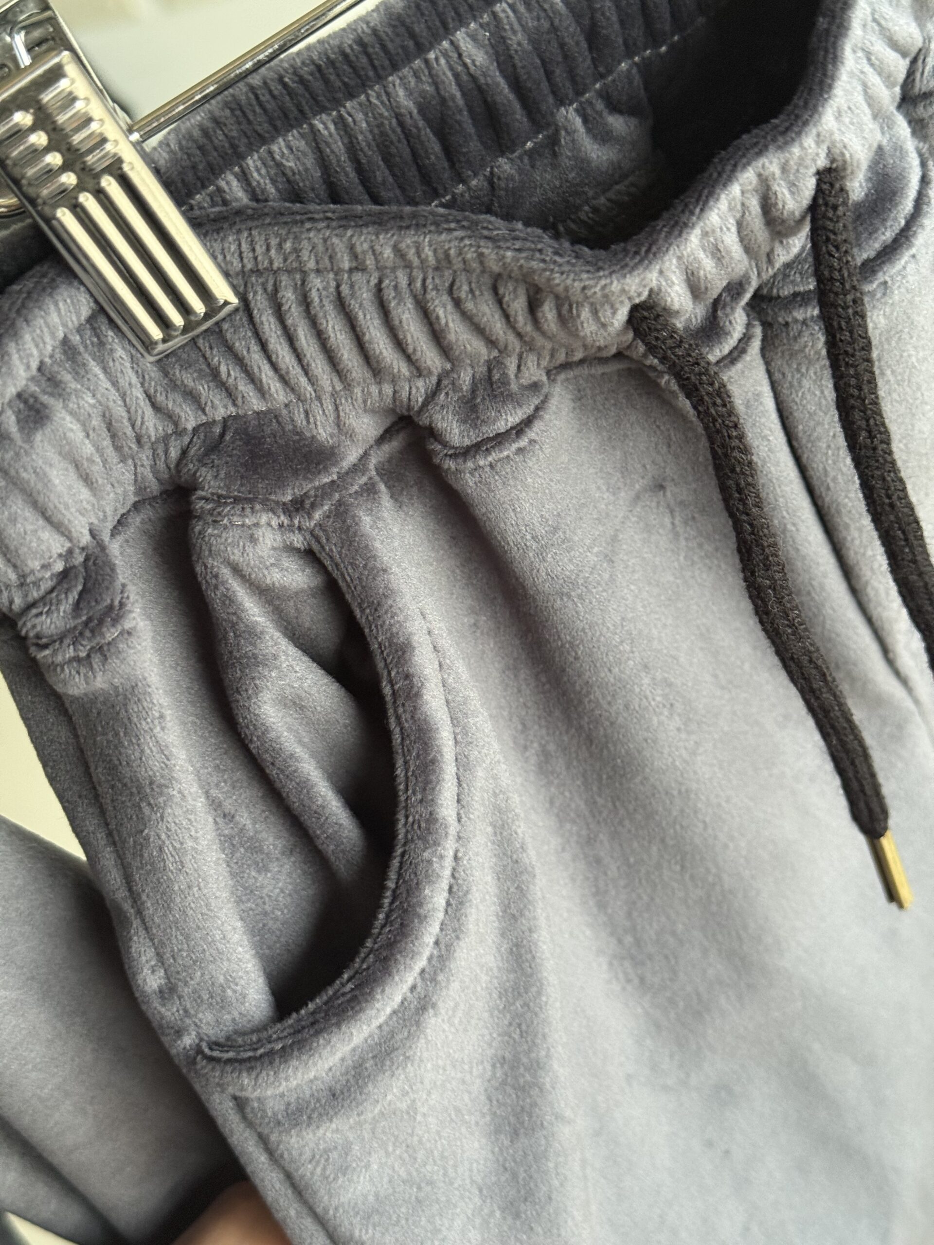 CONJUNTO PLUSH BIFAZ GRIS TOPO - Imagen 3