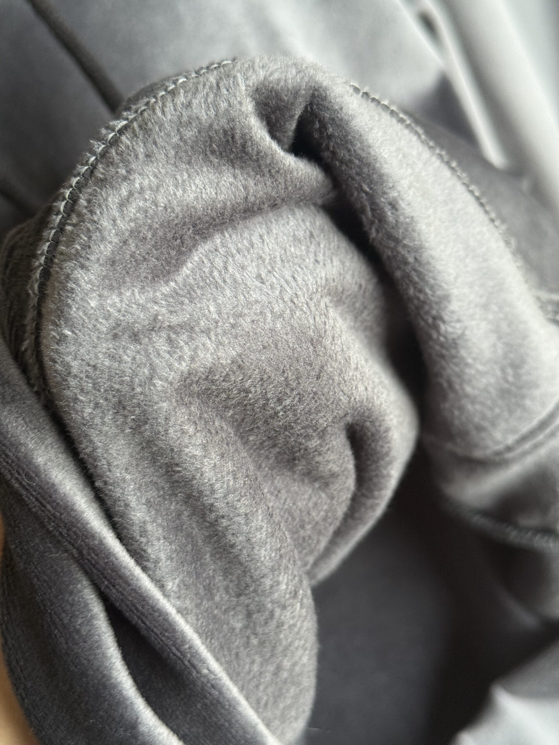 CONJUNTO PLUSH BIFAZ GRIS TOPO - Imagen 4