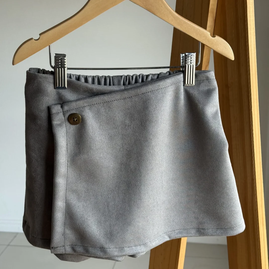 POLLERA SHORT GAMUZADA GRIS