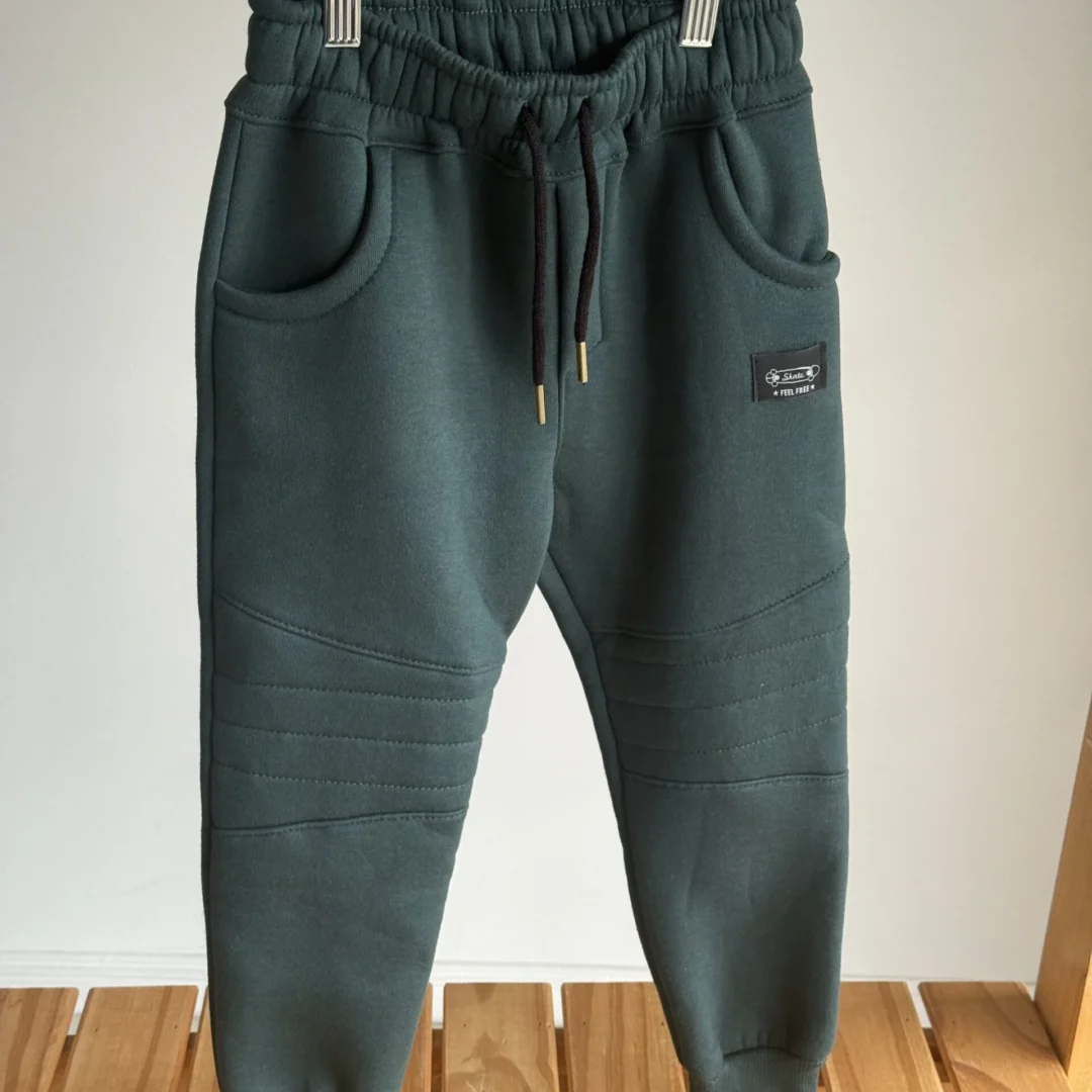 JOGGER RECORTE  FRISA VERDE INGLES