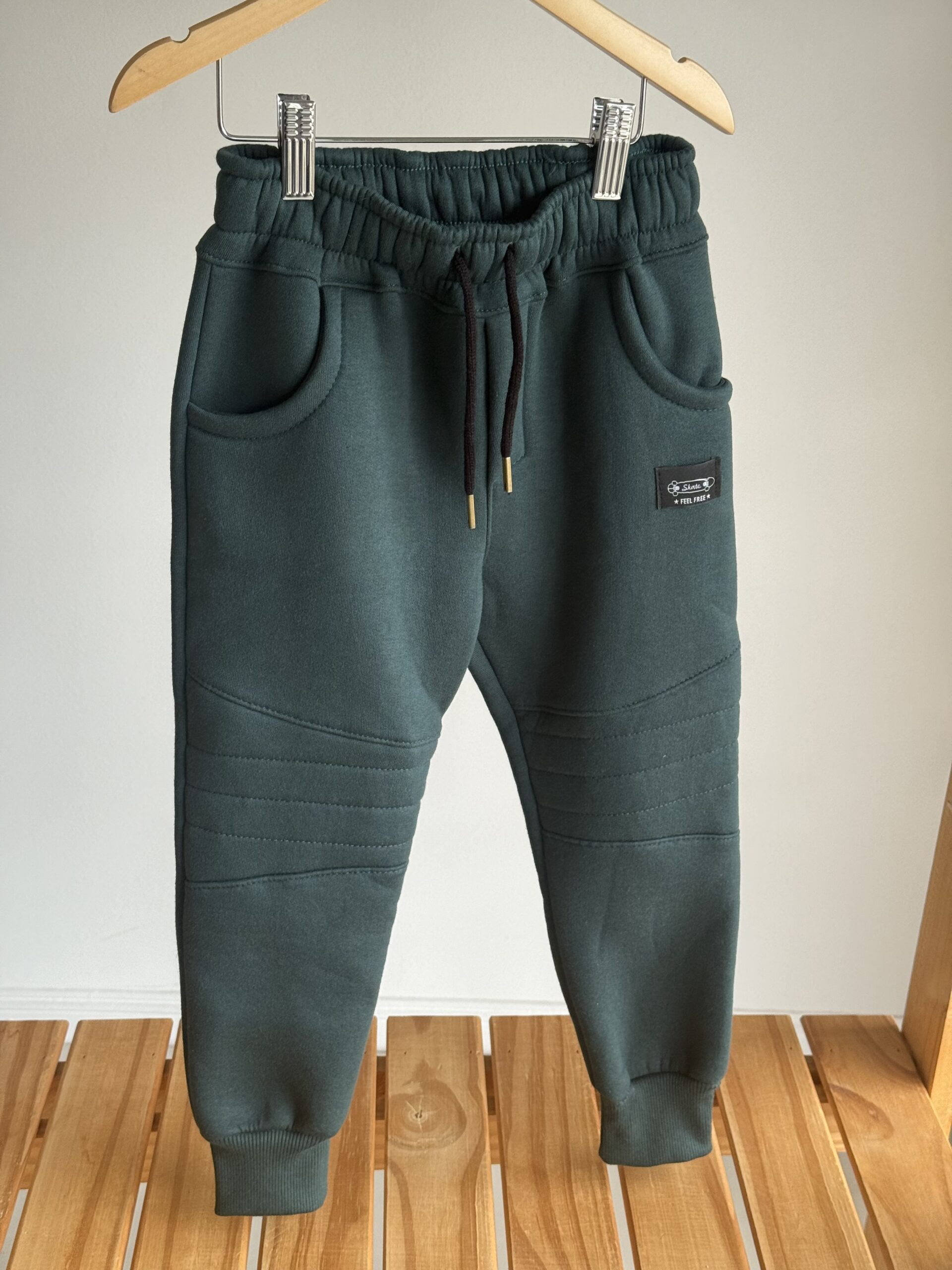 JOGGER RECORTE FRISA VERDE INGLES