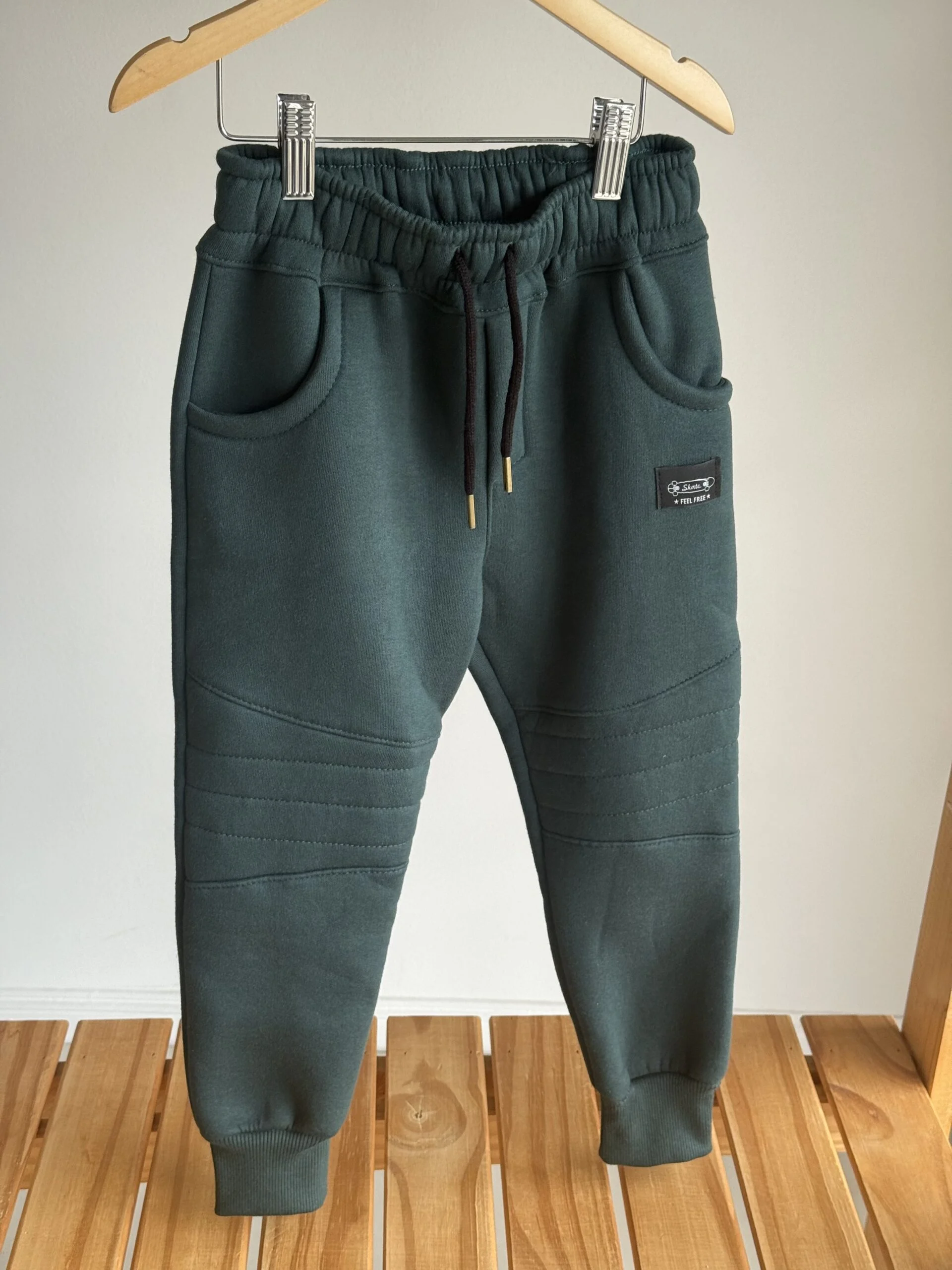 JOGGER RECORTE  FRISA VERDE INGLES
