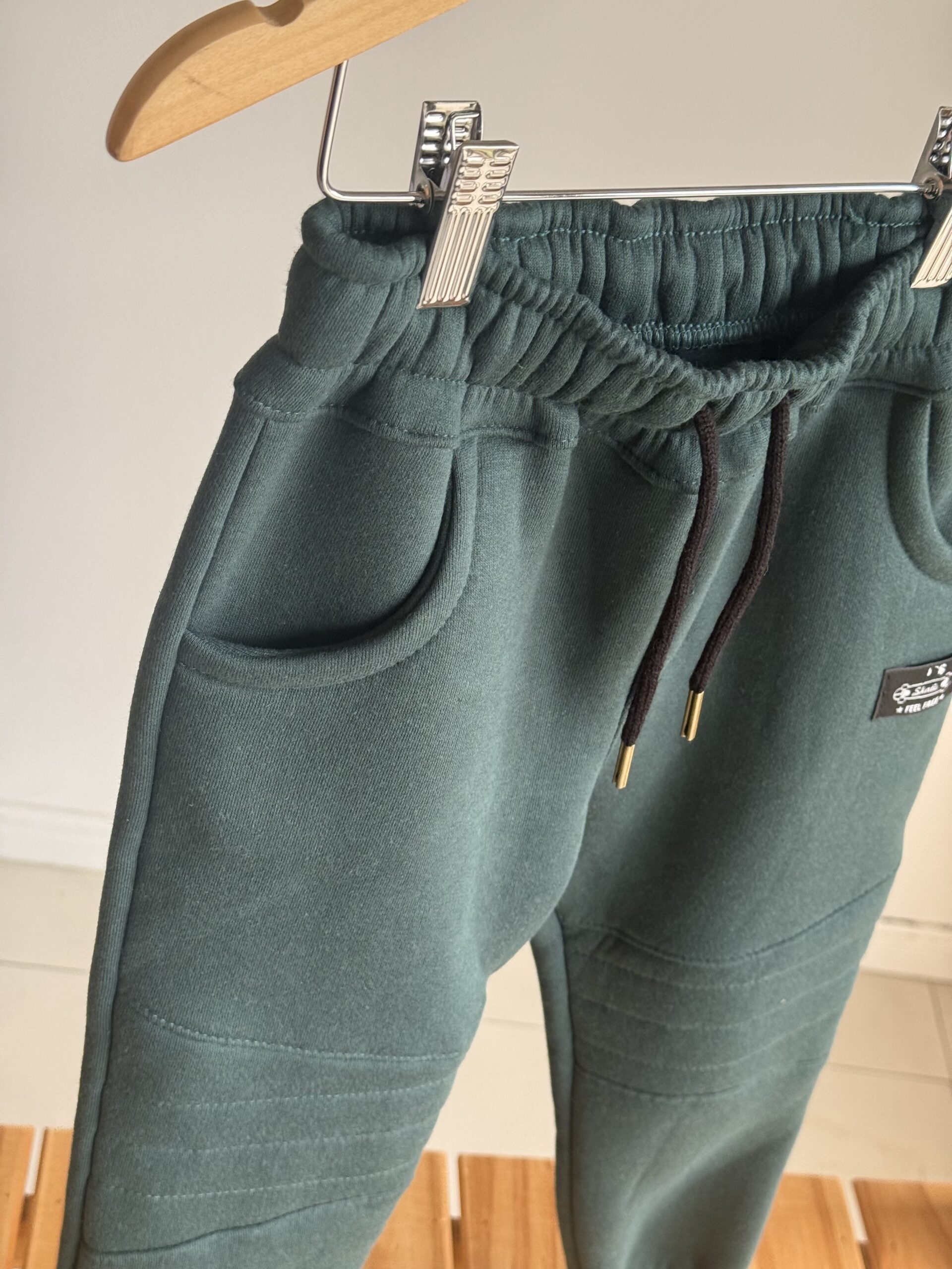 JOGGER RECORTE FRISA VERDE INGLES - Imagen 2