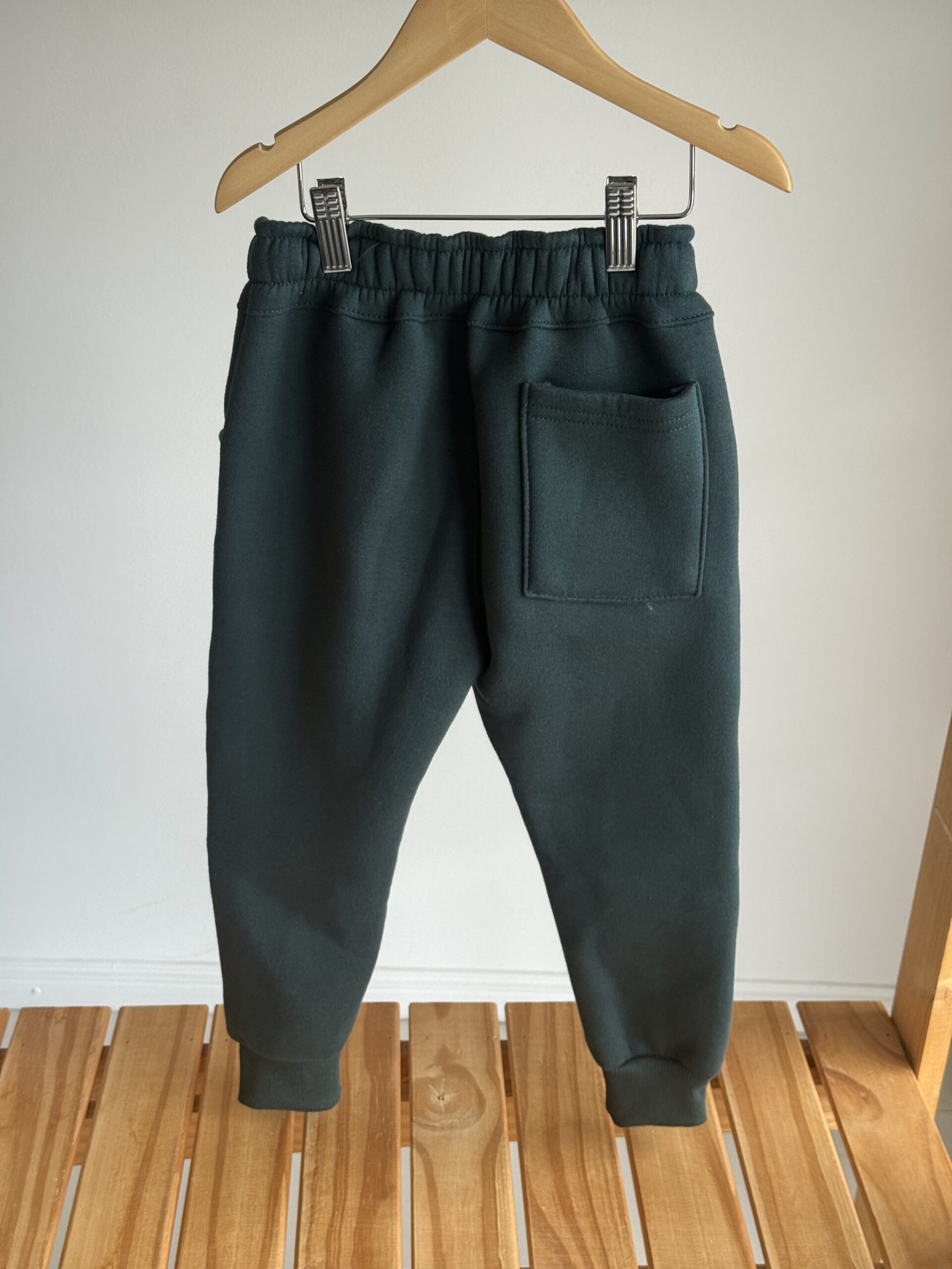 JOGGER RECORTE FRISA VERDE INGLES - Imagen 4