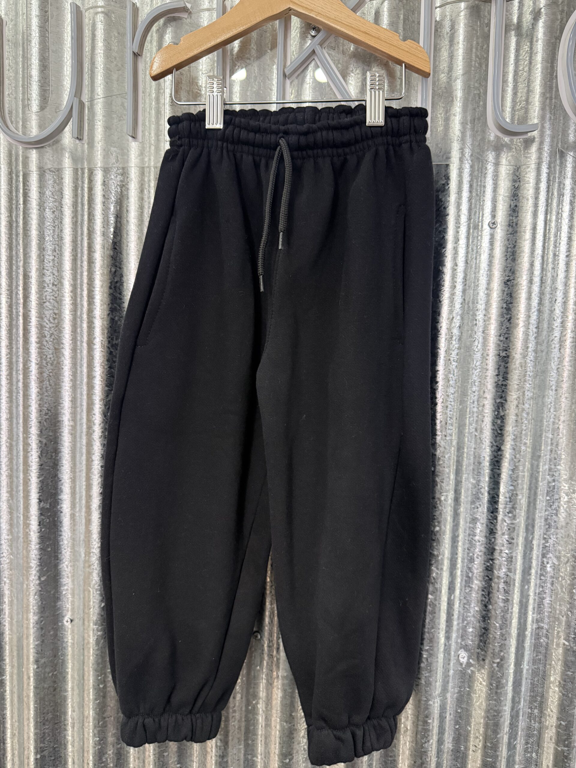 JOGGER PUÑO NEGRO FRISA
