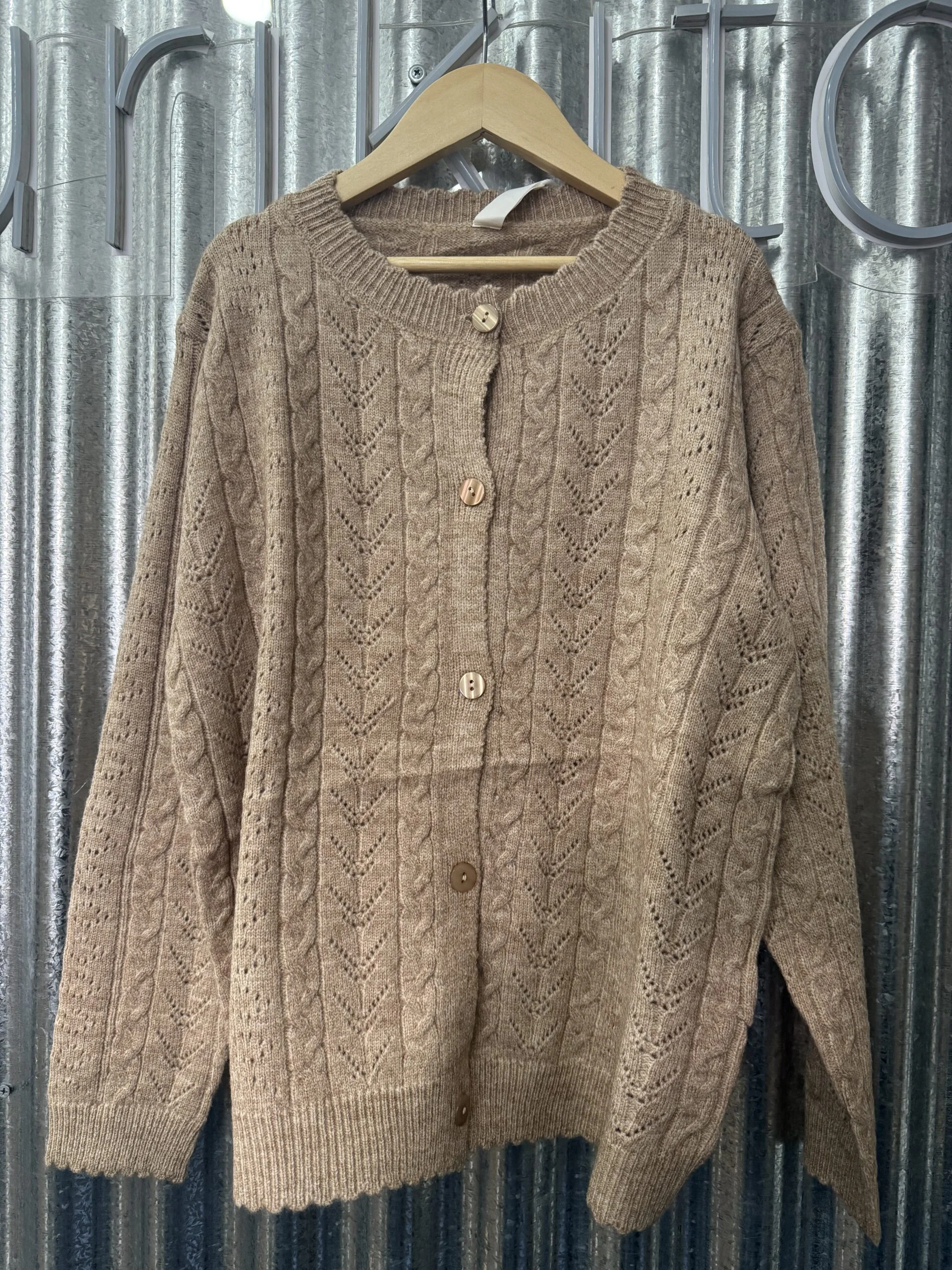 CARDIGAN TRENZADO CAMEL . LINEA IMPORTADA
