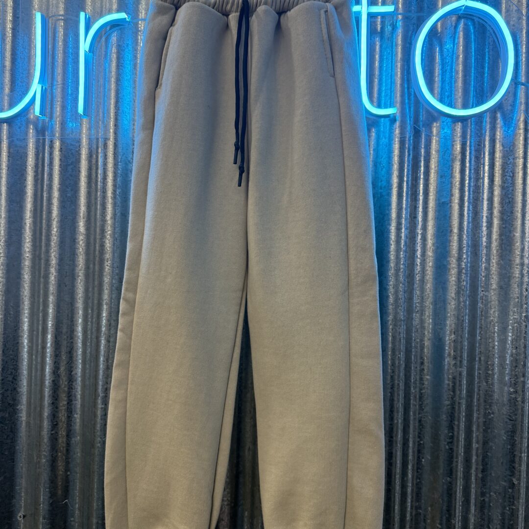 JOGGER FRISA PUÑO BEIGE