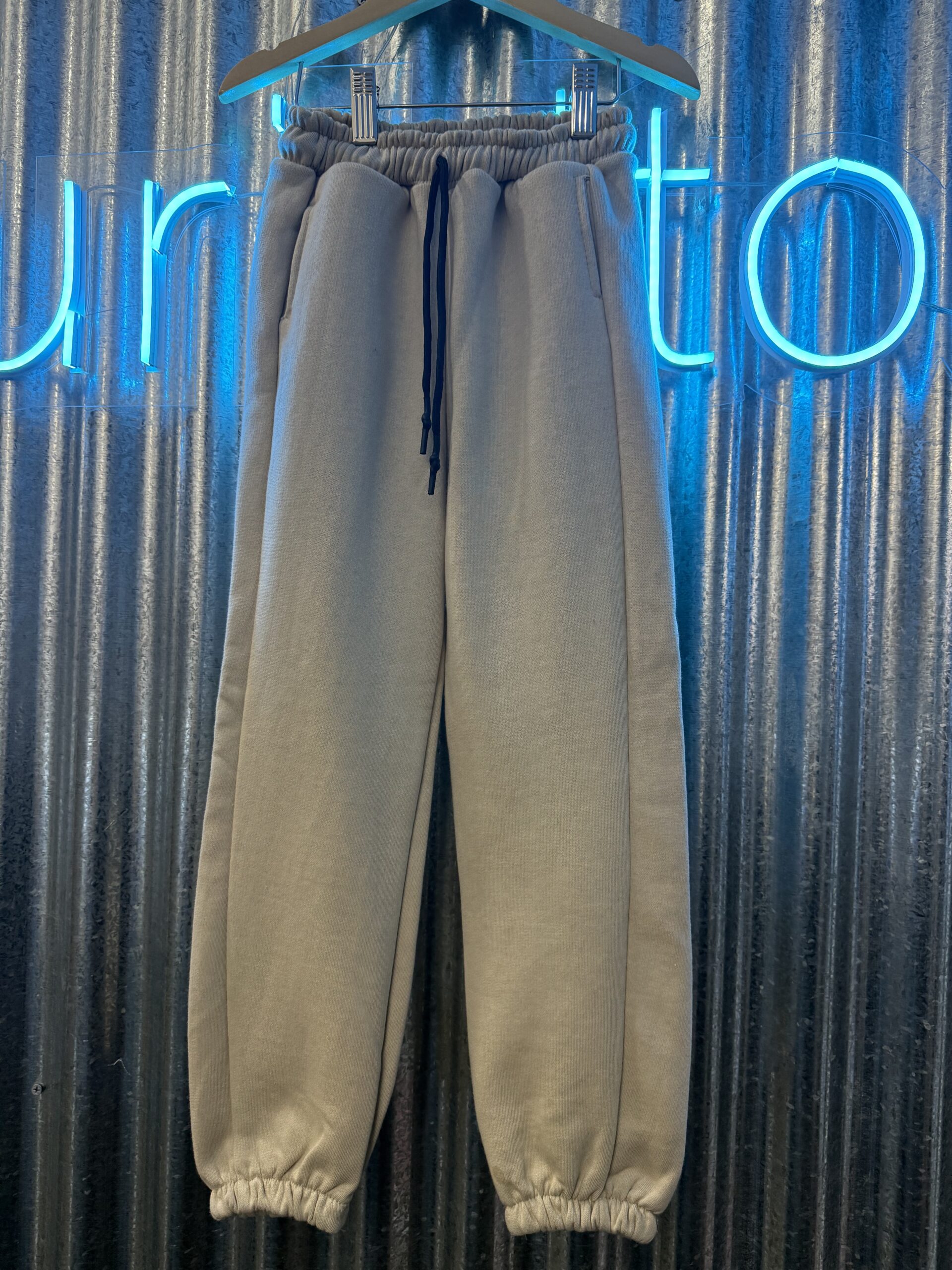 JOGGER FRISA PUÑO BEIGE