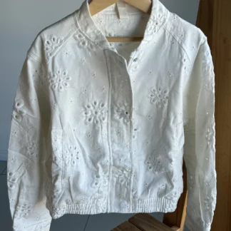 CAMPERA BORDADA BLANCA. LÍNEA IMPORTADA