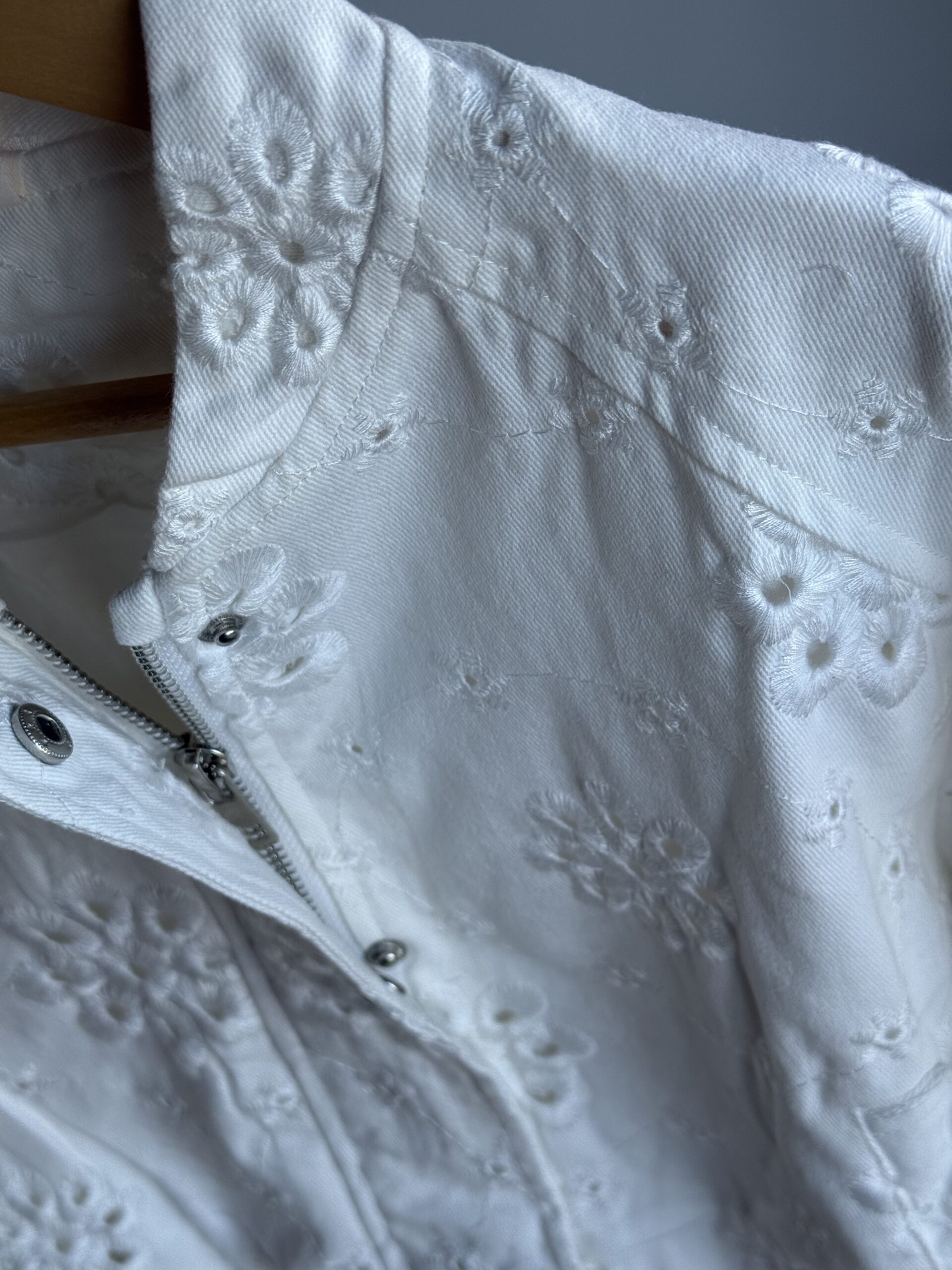 CAMPERA BORDADA BLANCA. LÍNEA IMPORTADA - Imagen 2