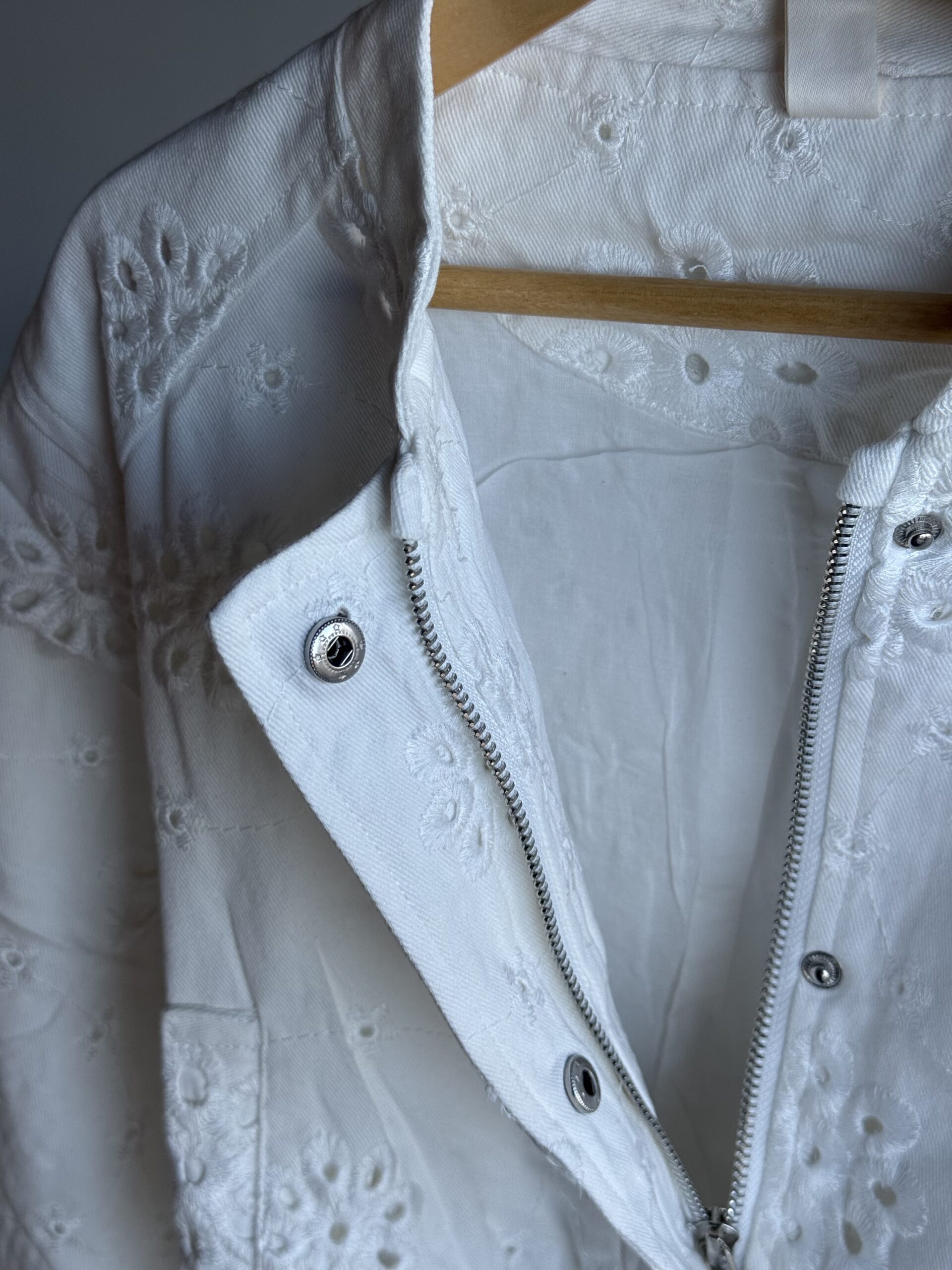 CAMPERA BORDADA BLANCA. LÍNEA IMPORTADA - Imagen 3