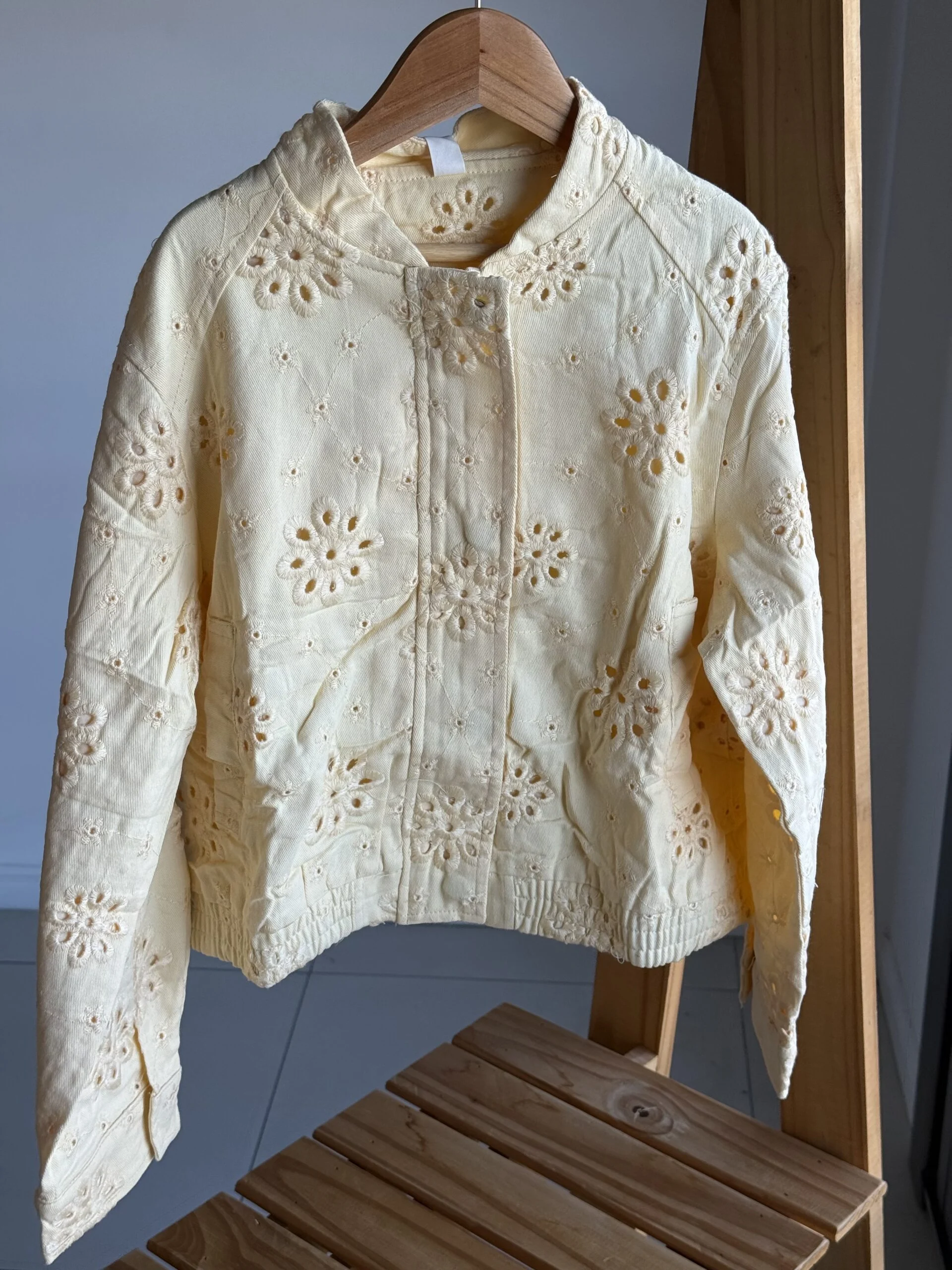 CAMPERA BORDADA AMARILLA . LÍNEA IMPORTADA