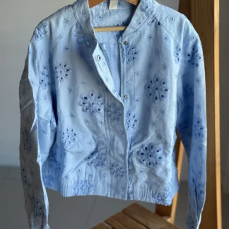 CAMPERA BORDADA CELESTE . LÍNEA IMPORTADA