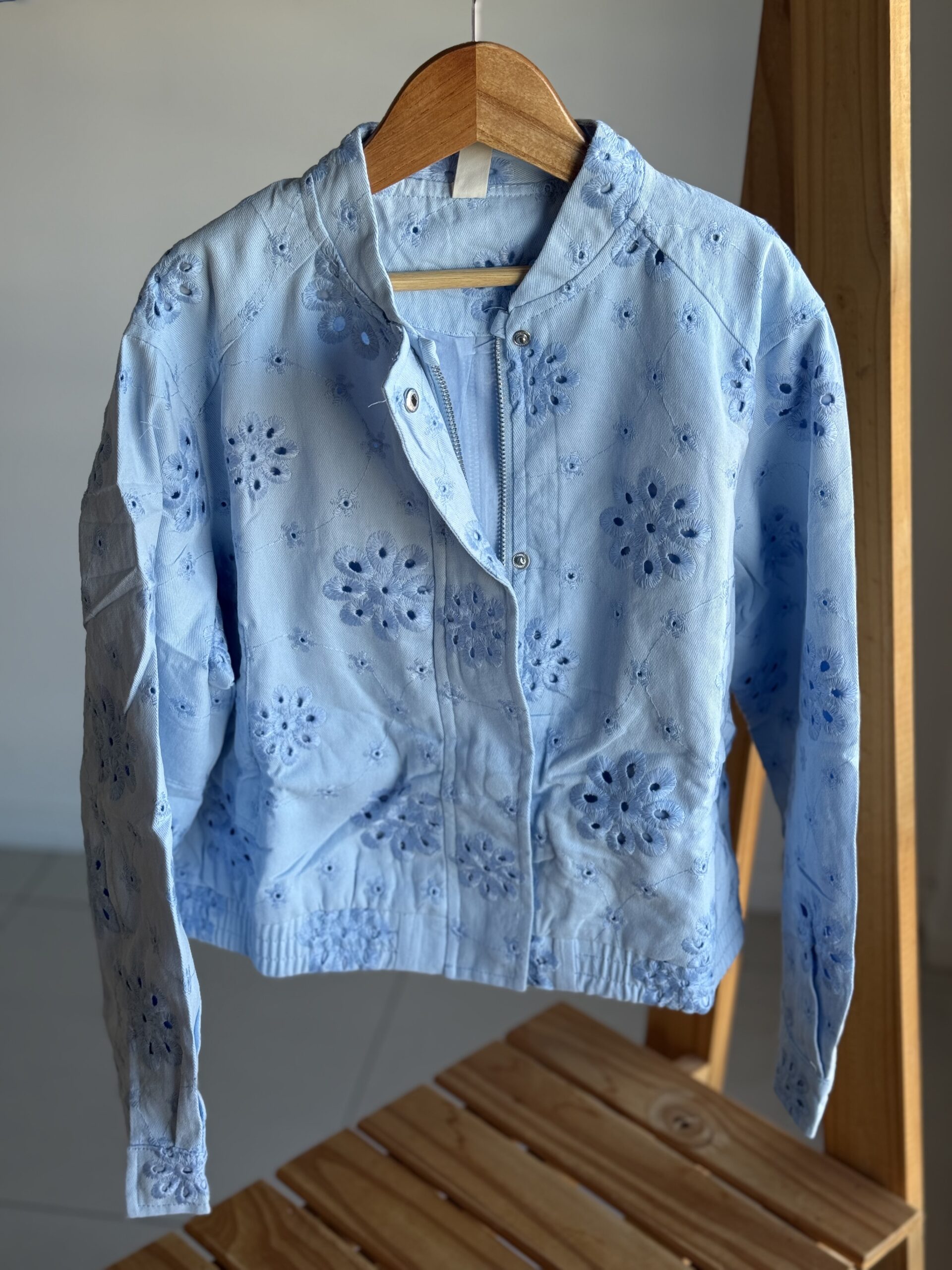 CAMPERA BORDADA CELESTE . LÍNEA IMPORTADA