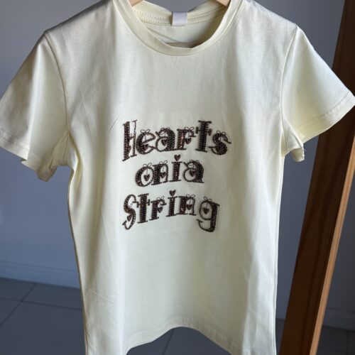 REMERA HEARTS AMARILLA. LINEA IMPORTADA