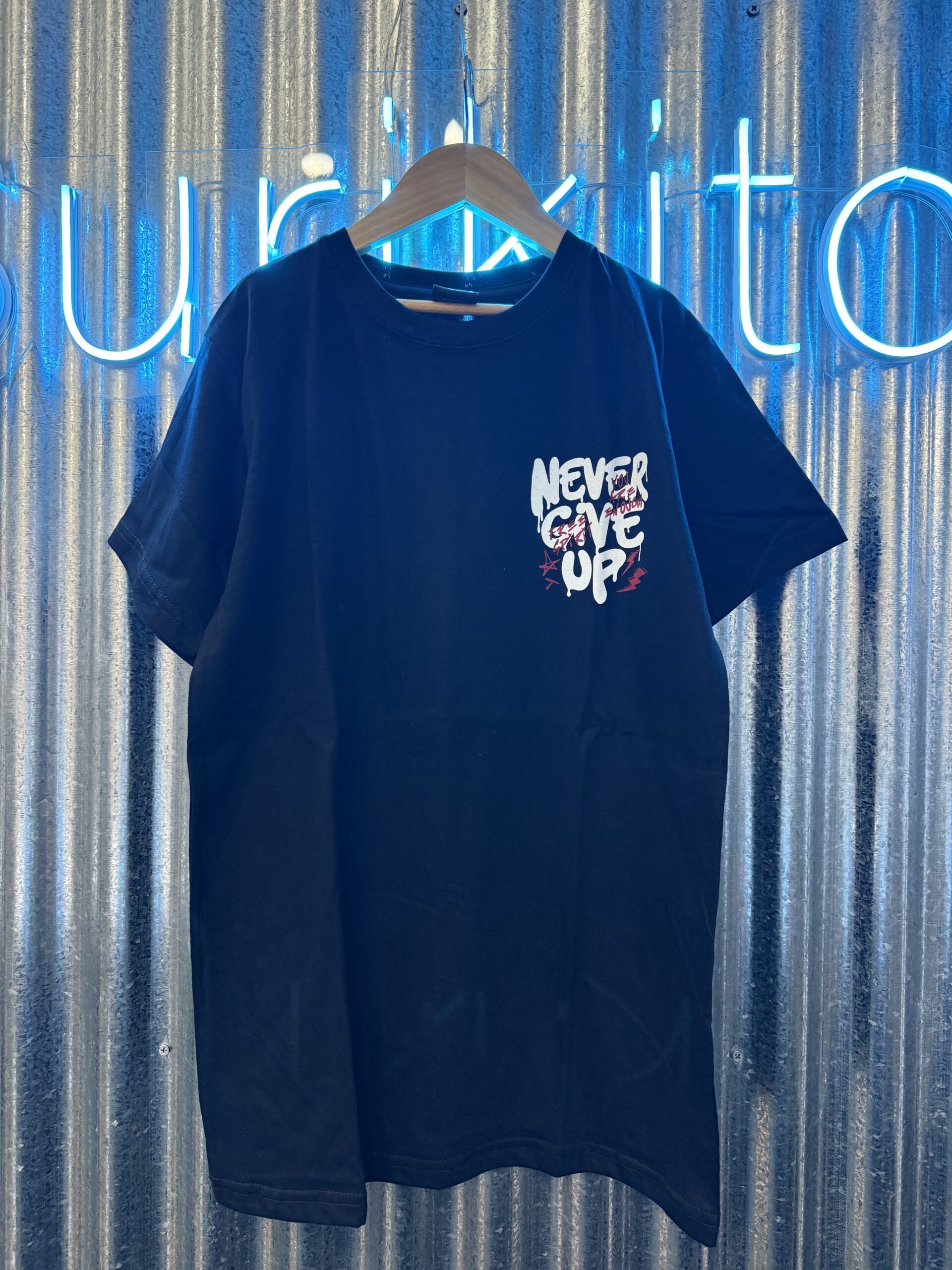 REMERA NEVER GIVE NEGRA - Imagen 2
