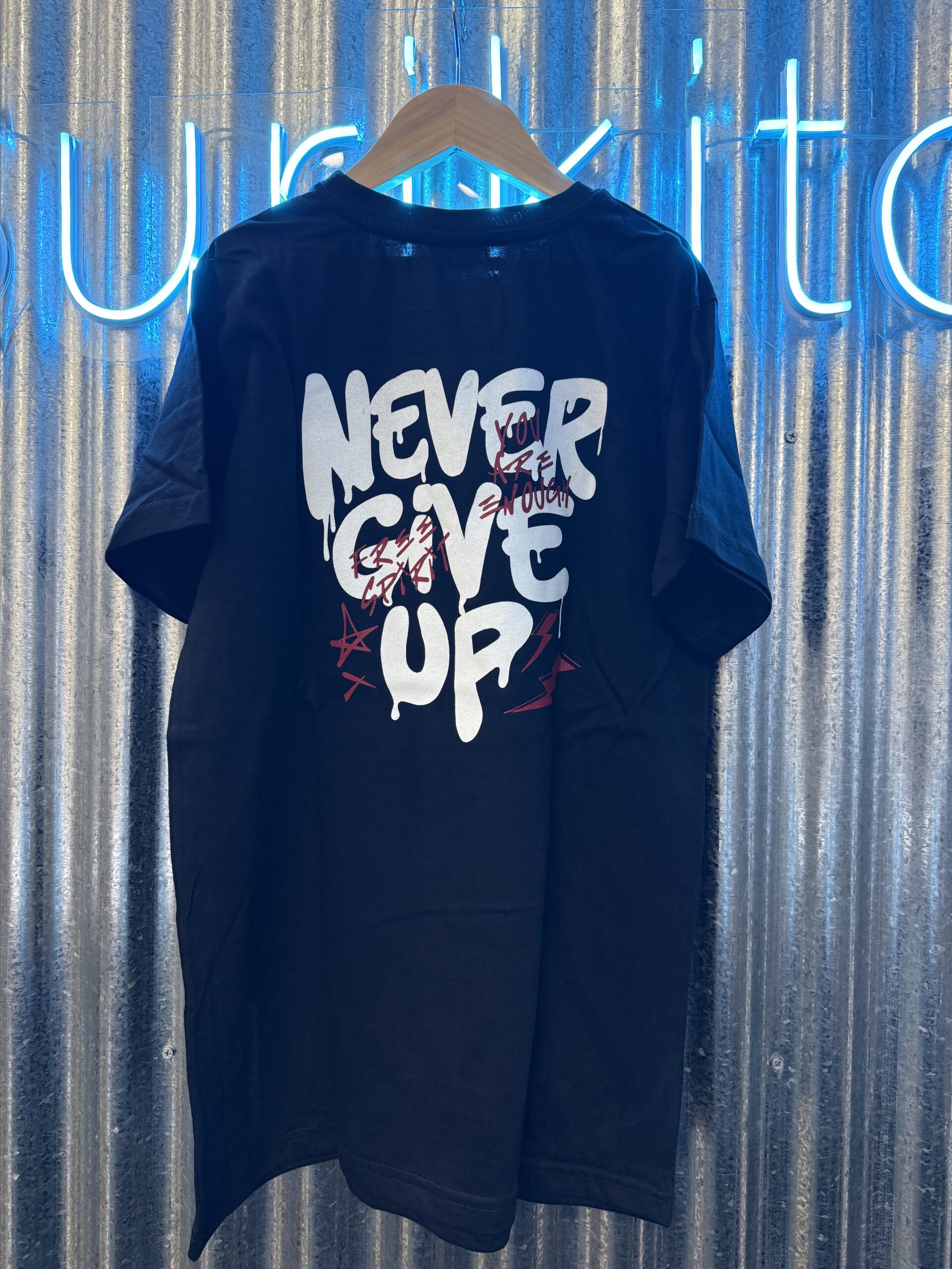 REMERA NEVER GIVE NEGRA