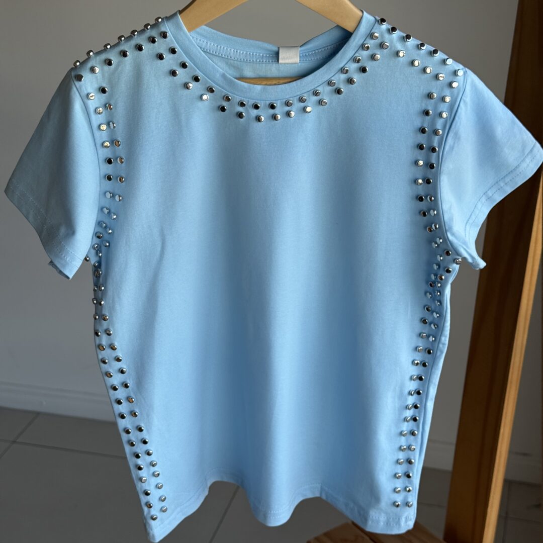 REMERA TACHAS CELESTE . LINEA IMPORTADA