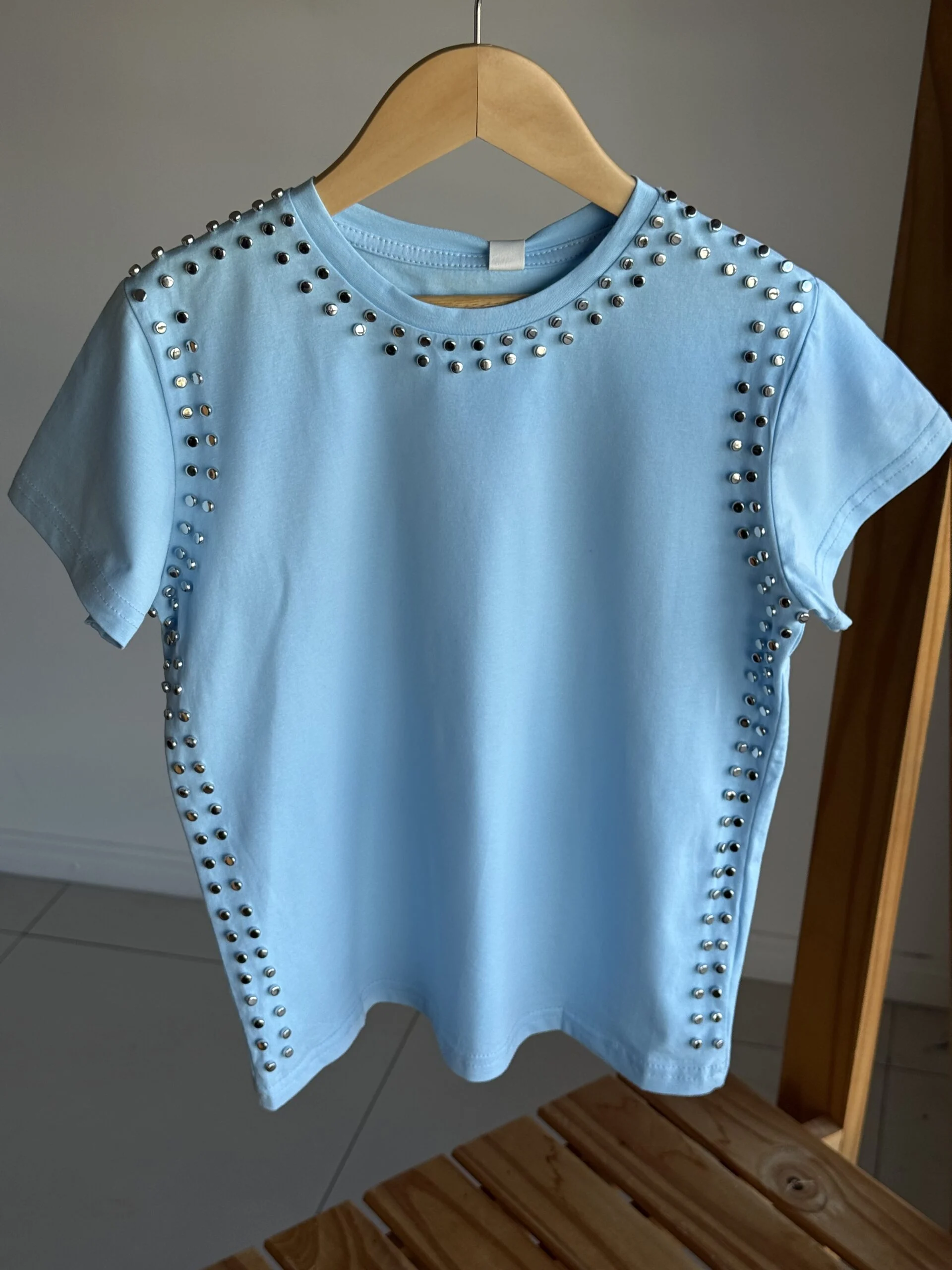 REMERA TACHAS CELESTE . LINEA IMPORTADA