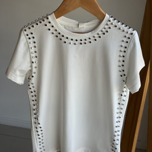 REMERA TACHAS BLANCA. LINEA IMPORTADA