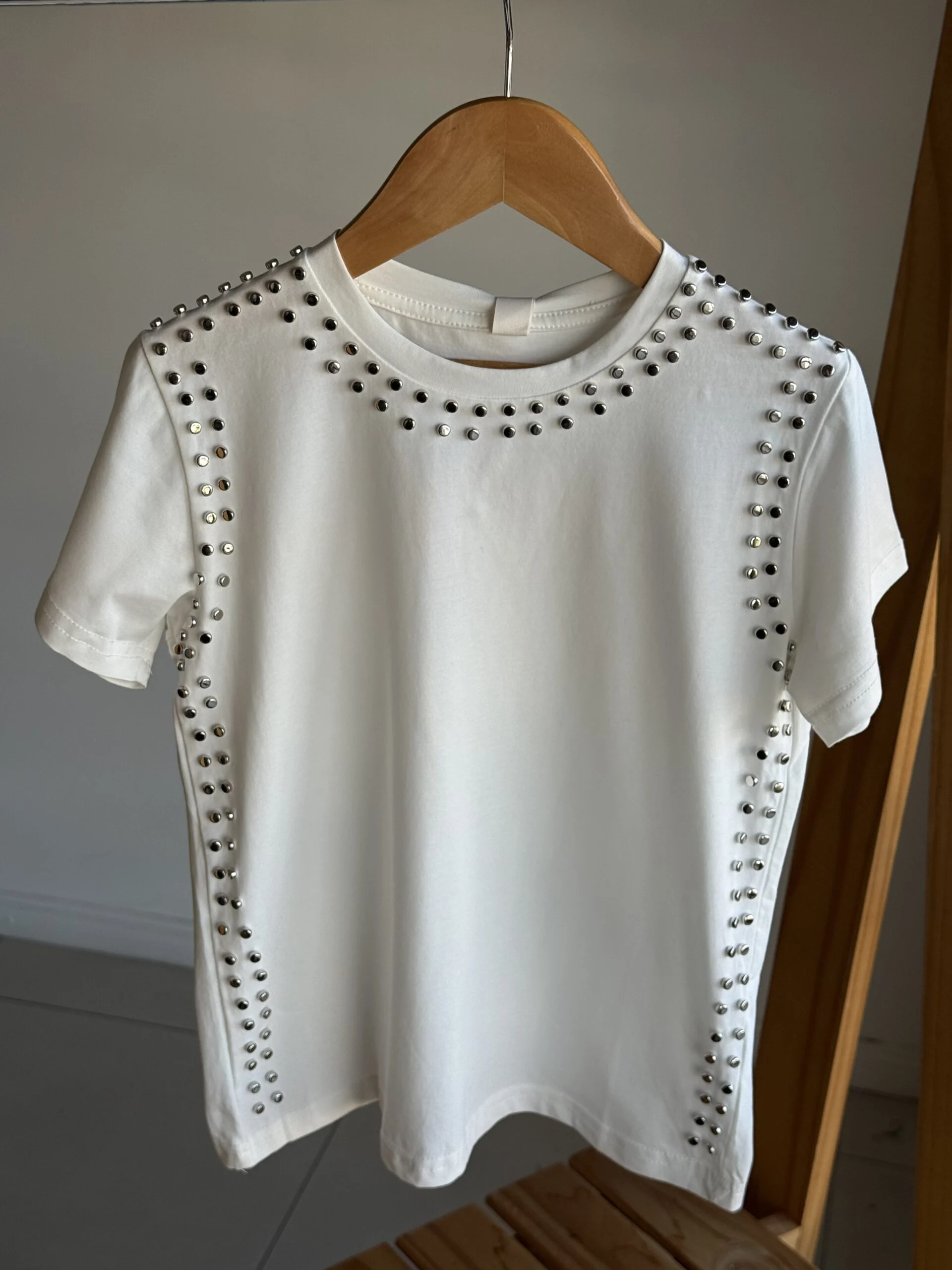 REMERA TACHAS BLANCA. LINEA IMPORTADA