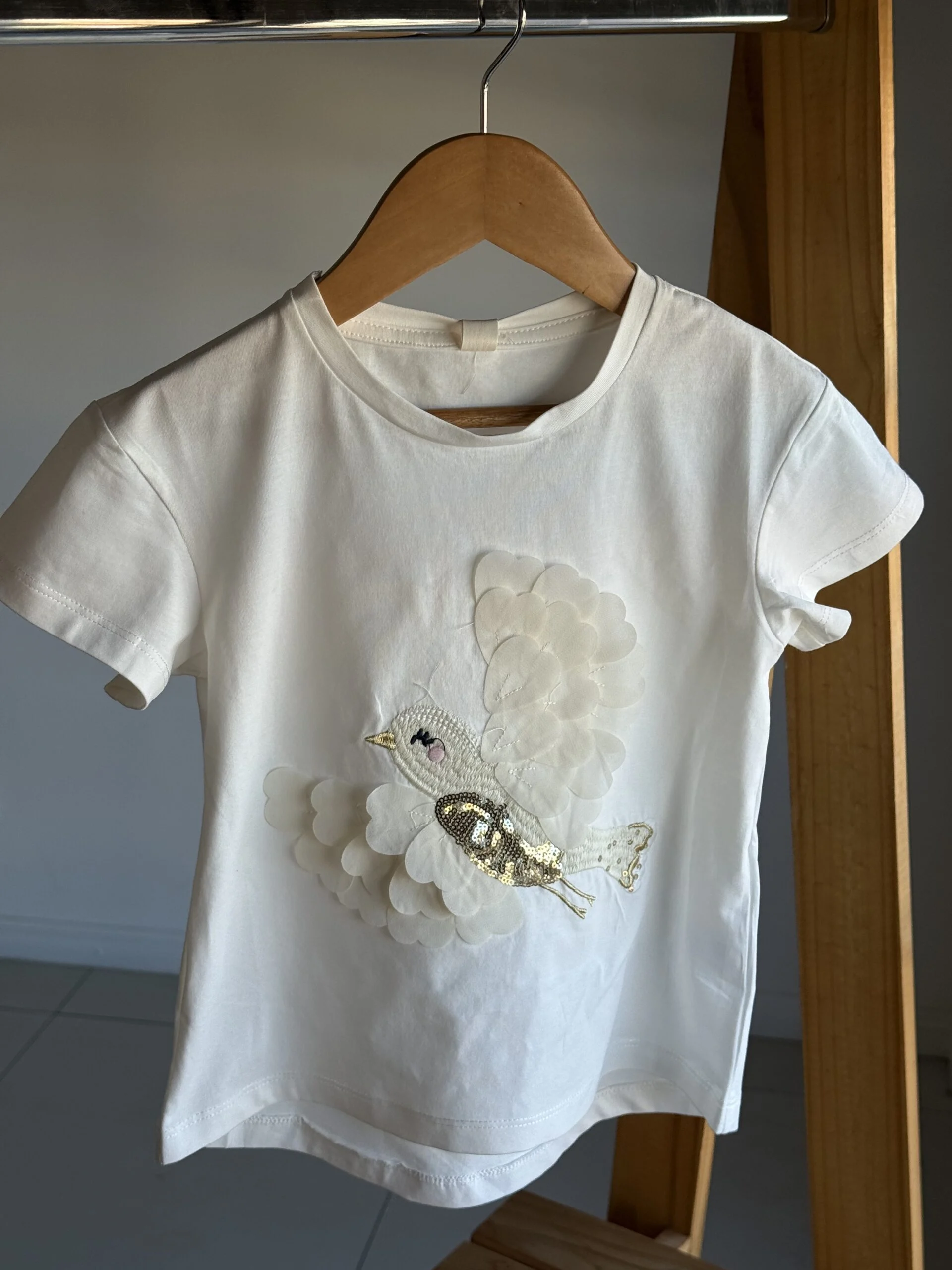 REMERA PÁJARO BLANCA. LÍNEA IMPORTADA