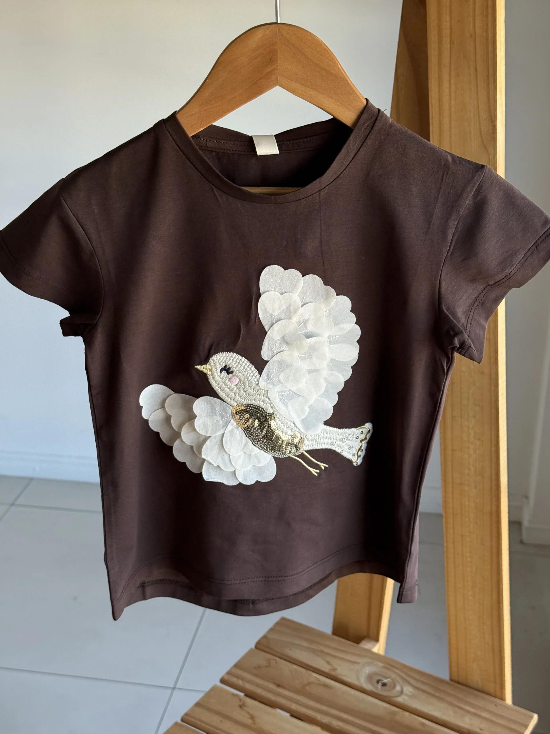 REMERA PÁJARO CHOCOLATE. LÍNEA IMPORTADA