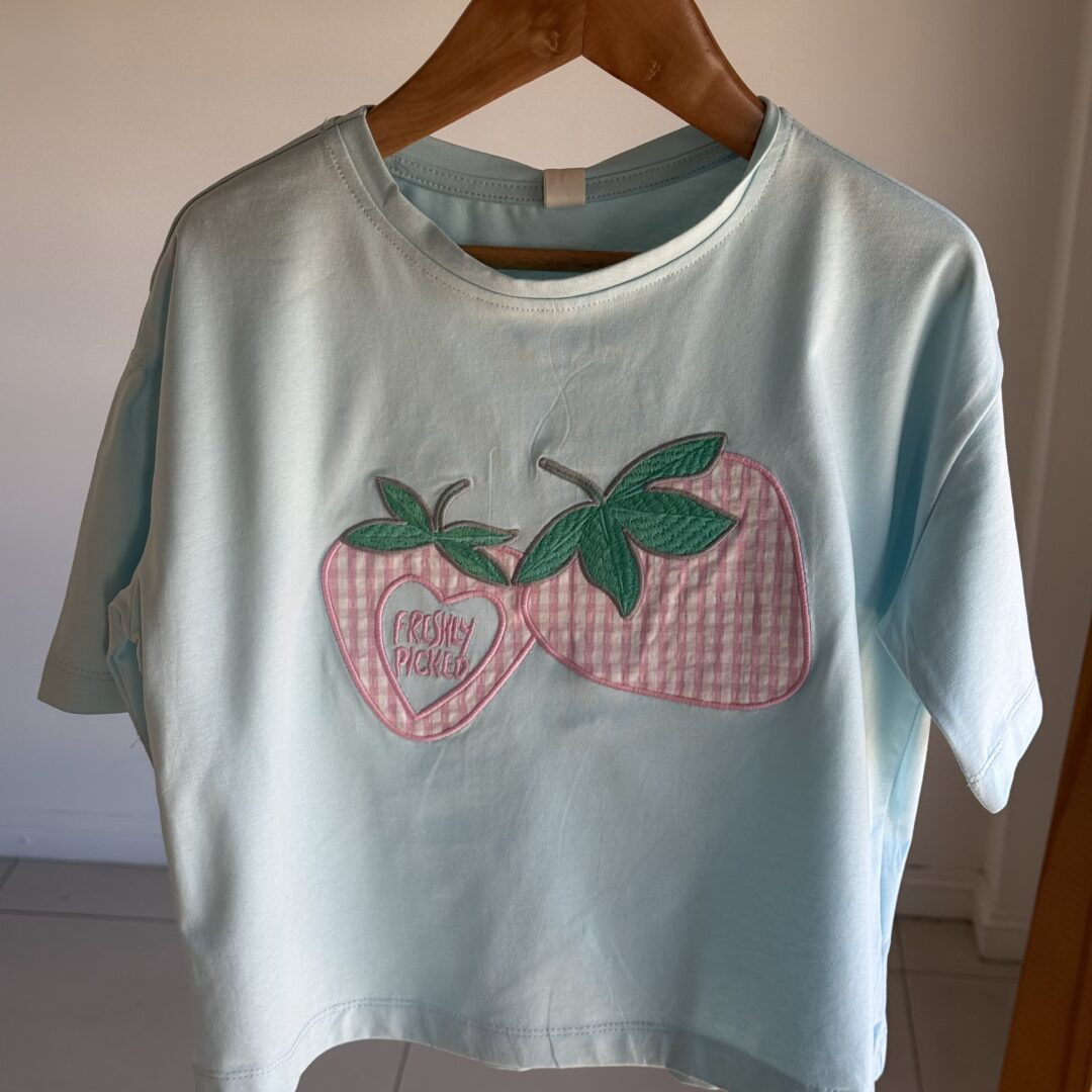 REMERA FRUTILLA CELESTE . LINEA IMPORTADA (modelo OVER)