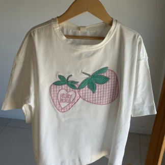 REMERA FRUTILLA BLANCA (modelo OVER). LINEA IMPORTADA