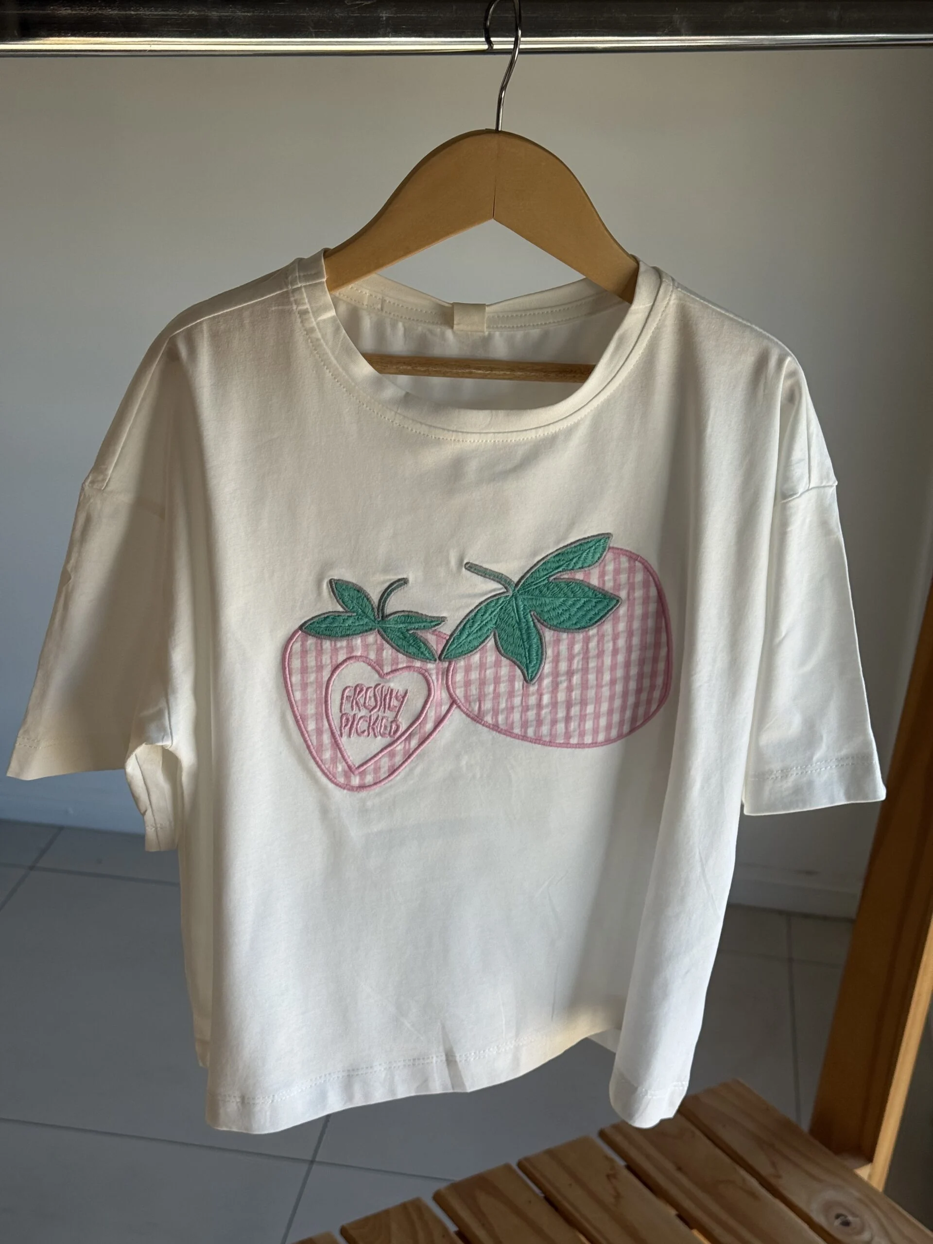 REMERA FRUTILLA BLANCA (modelo OVER). LINEA IMPORTADA