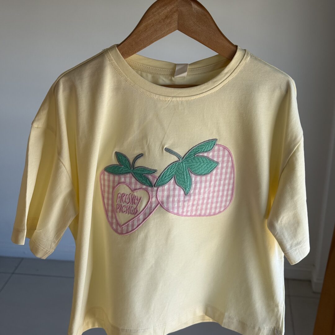 REMERA FRUTILLA AMARILLA (modelo OVER). LINEA IMPORTADA