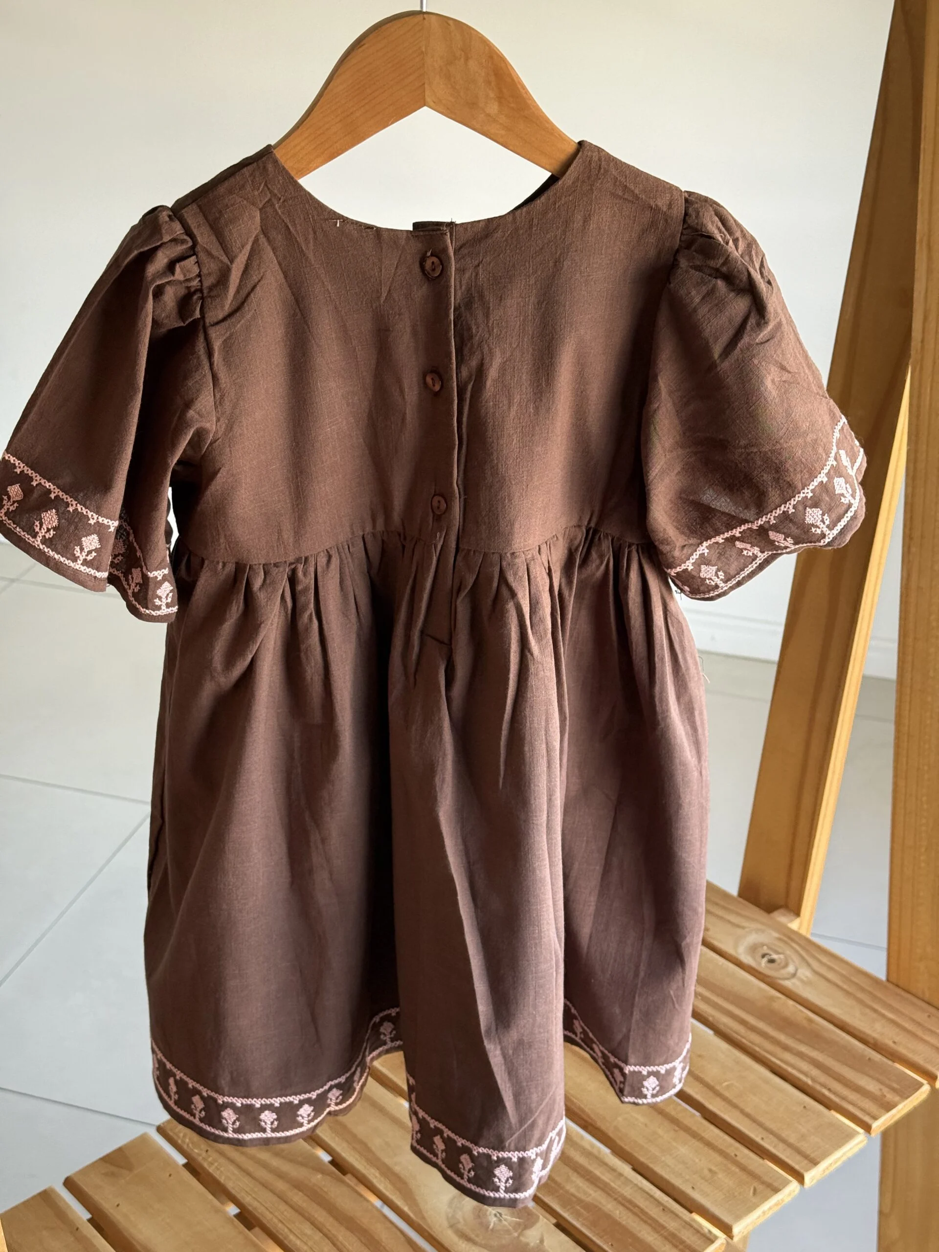 VESTIDO BORDADO CHOCOLATE. LINEA IMPORTADA - Imagen 2