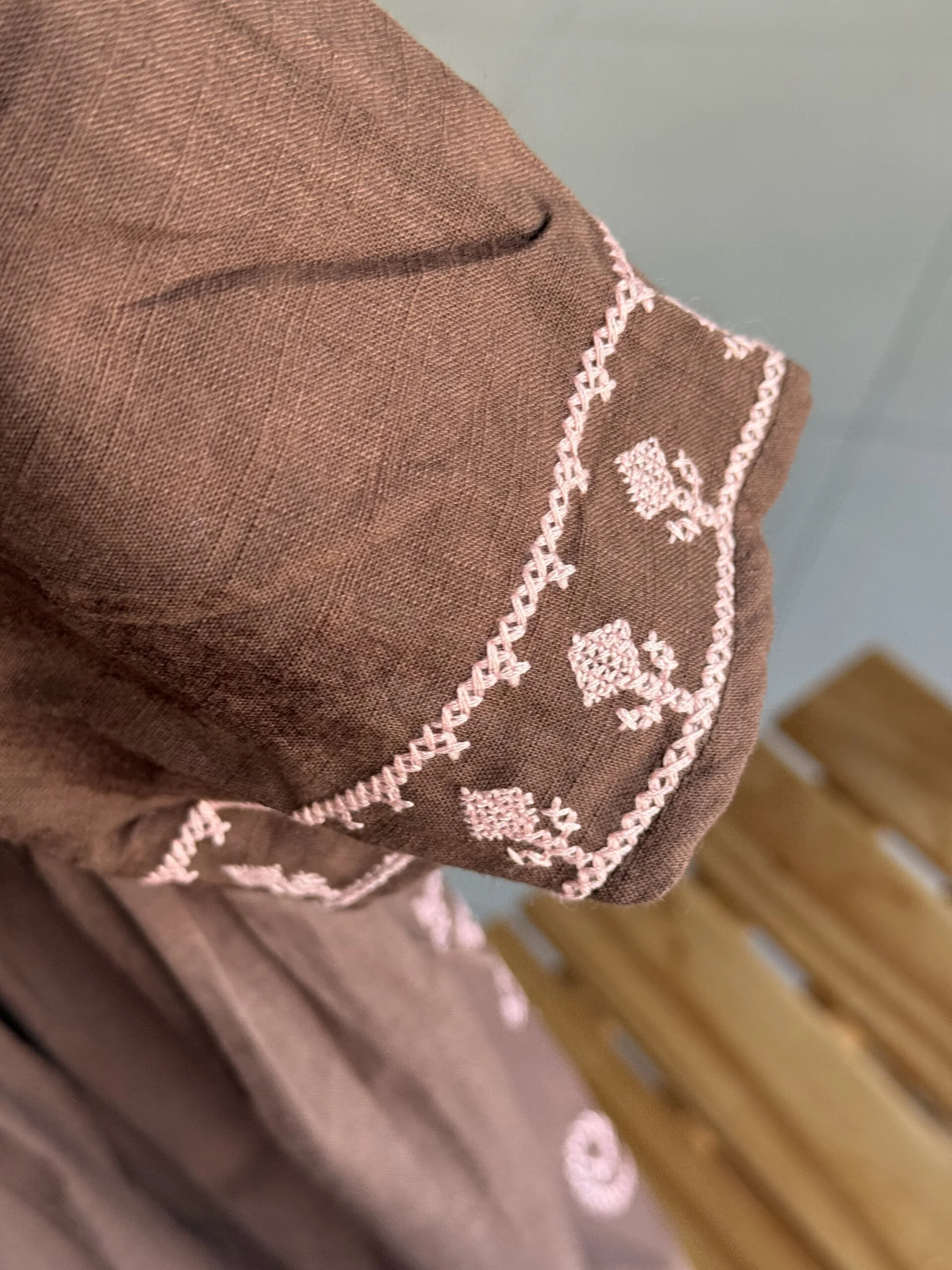 VESTIDO BORDADO CHOCOLATE. LINEA IMPORTADA - Imagen 3