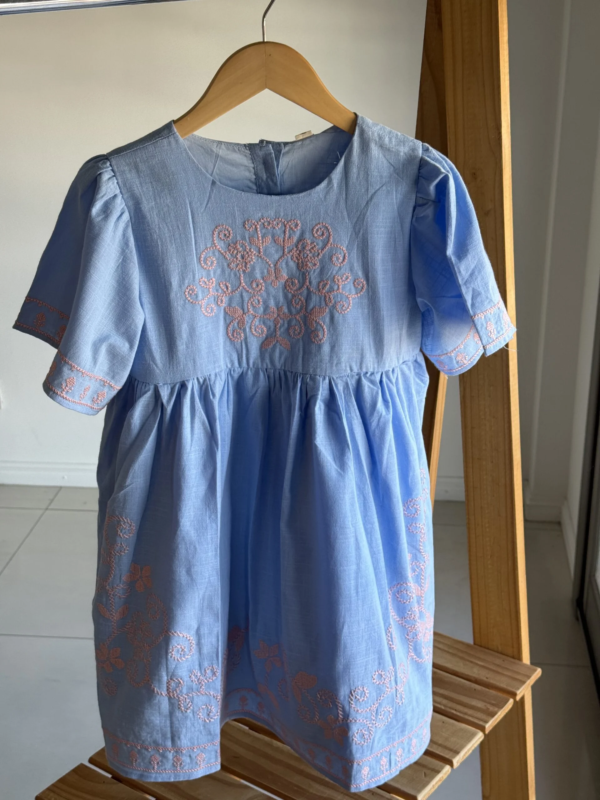 VESTIDO BORDADO CELESTE . LINEA IMPORTADA