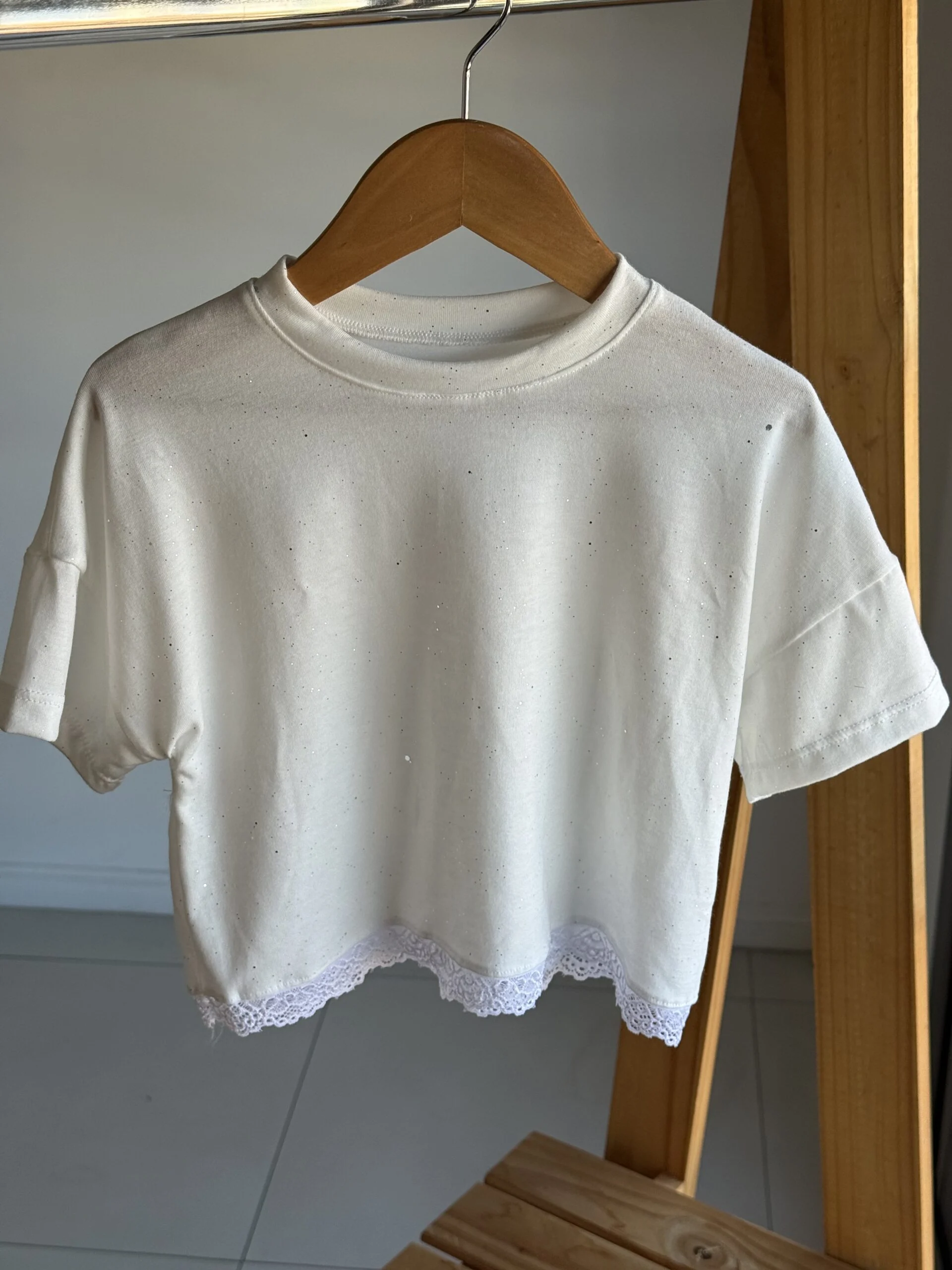 REMERA MODAL SOFT BRILLOS Y PUNTILLA BLANCA