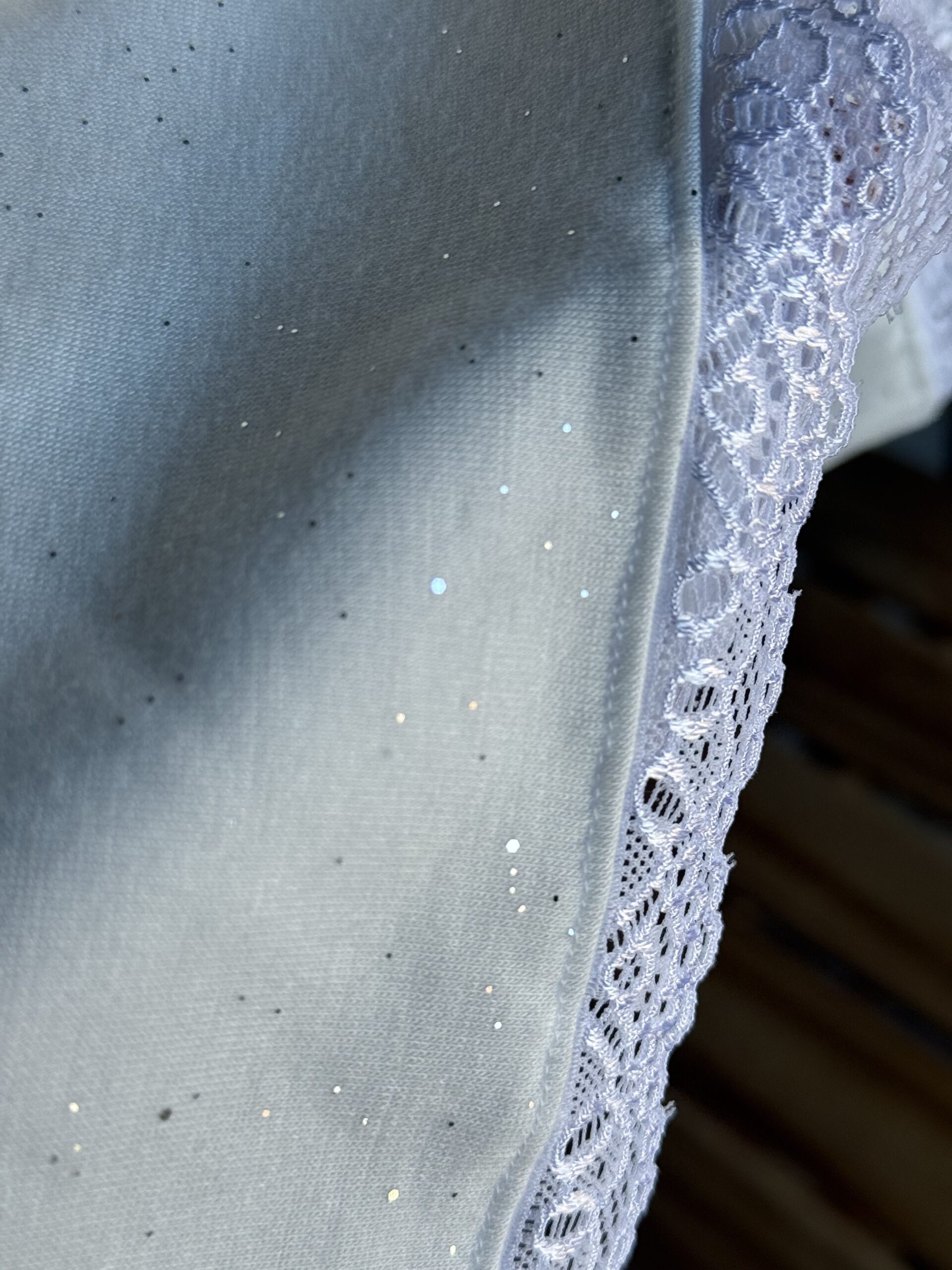 REMERA MODAL SOFT BRILLOS Y PUNTILLA BLANCA - Imagen 2