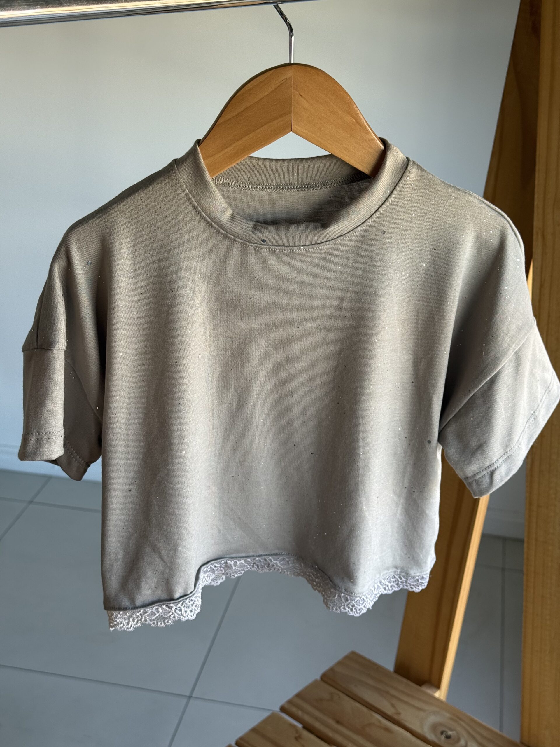 REMERA MODAL SOFT BRILLOS Y PUNTILLA VISON