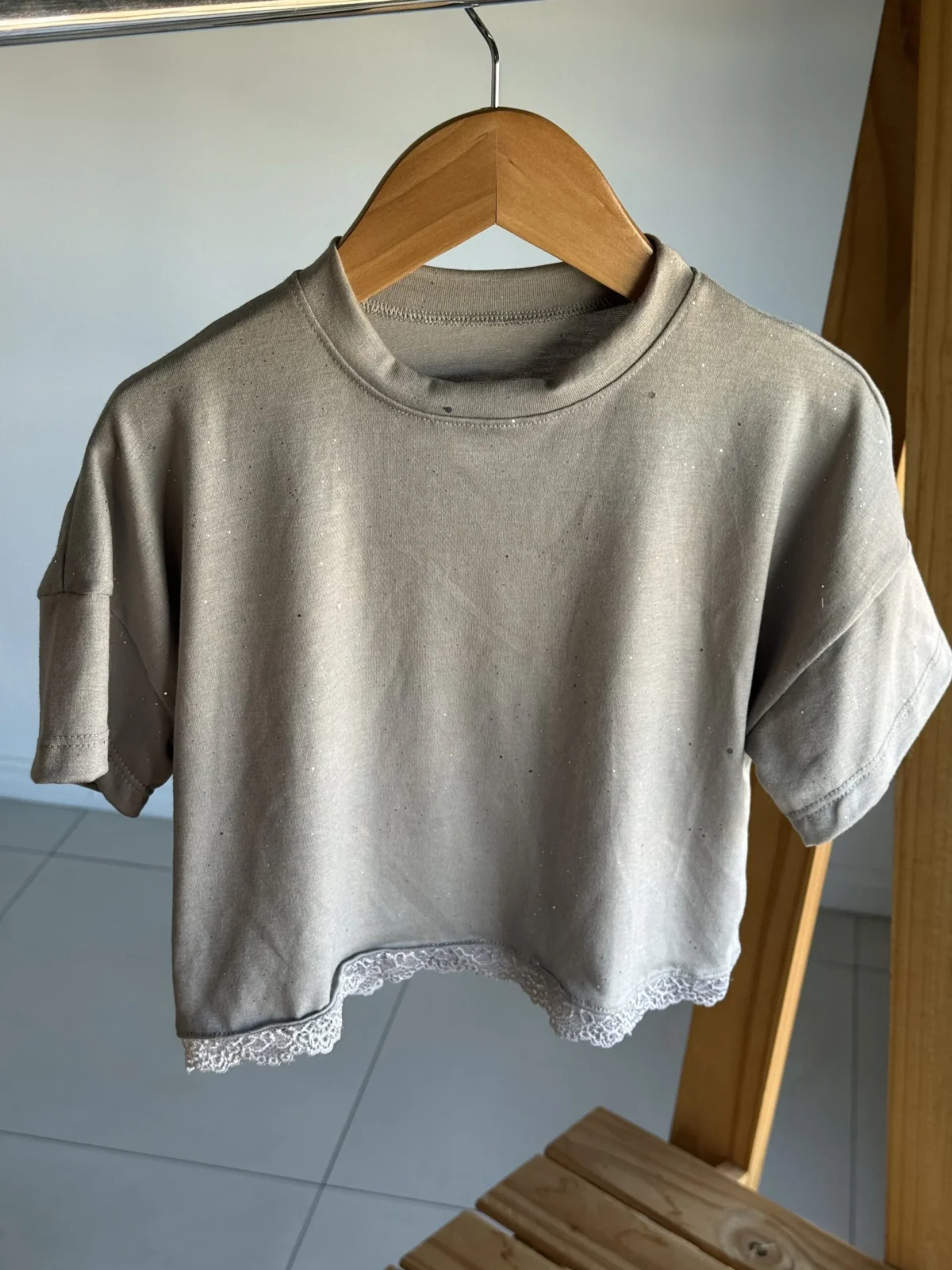 REMERA MODAL SOFT BRILLOS Y PUNTILLA VISON