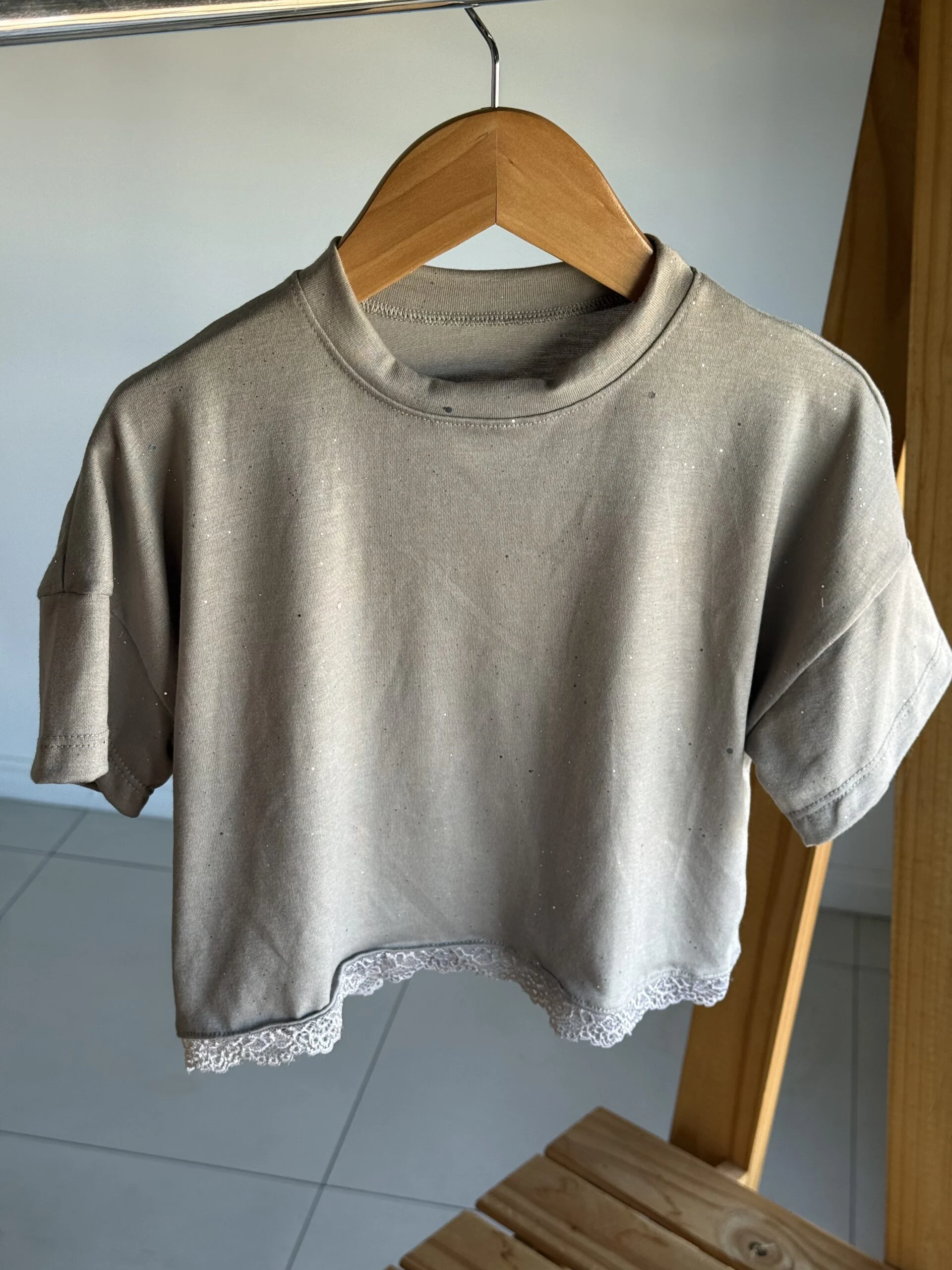 REMERA MODAL SOFT BRILLOS Y PUNTILLA VISON