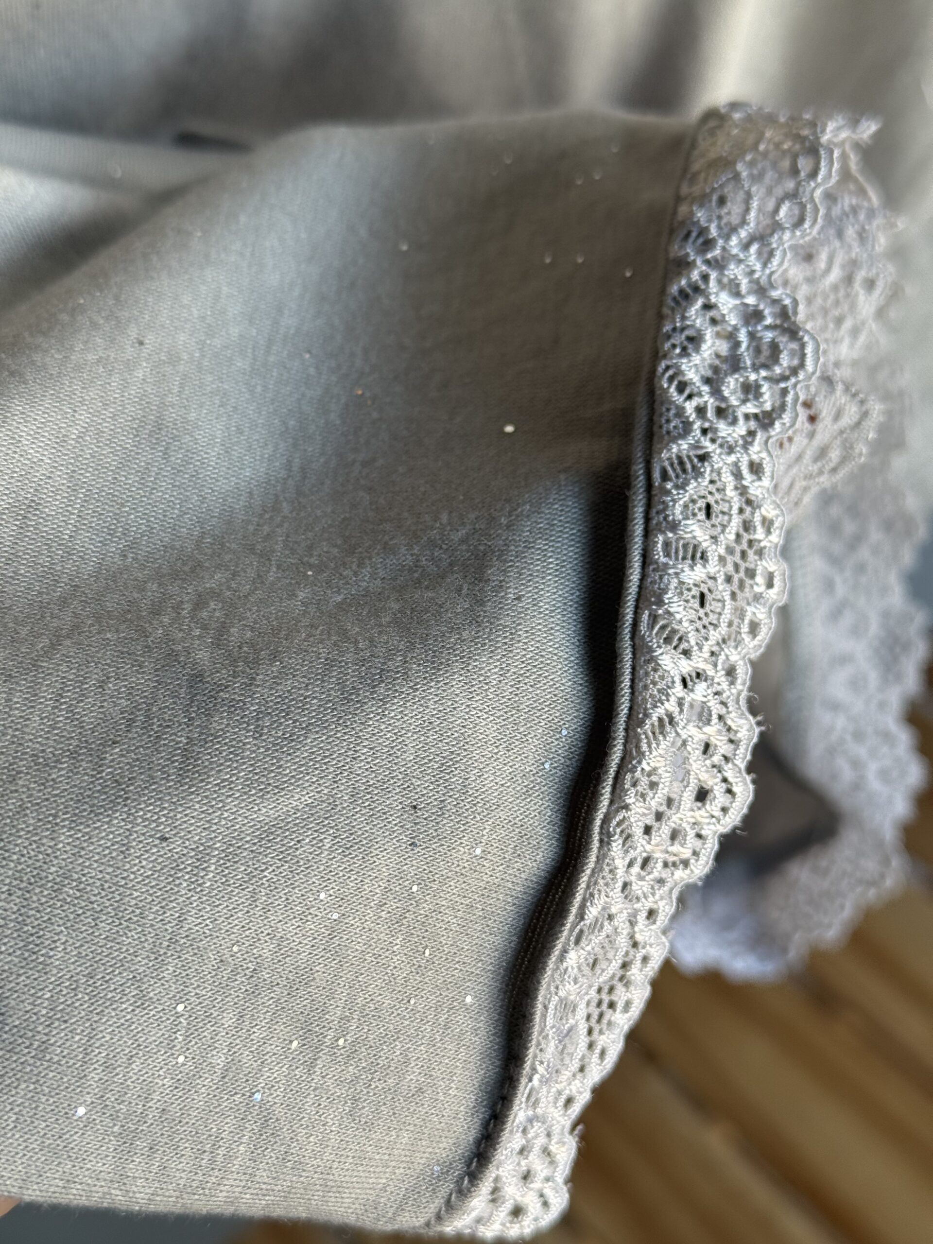 REMERA MODAL SOFT BRILLOS Y PUNTILLA VISON - Imagen 3