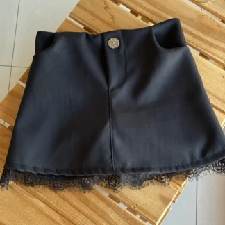 POLLERA SHORT SASTRERA NEGRA PUNTILLA