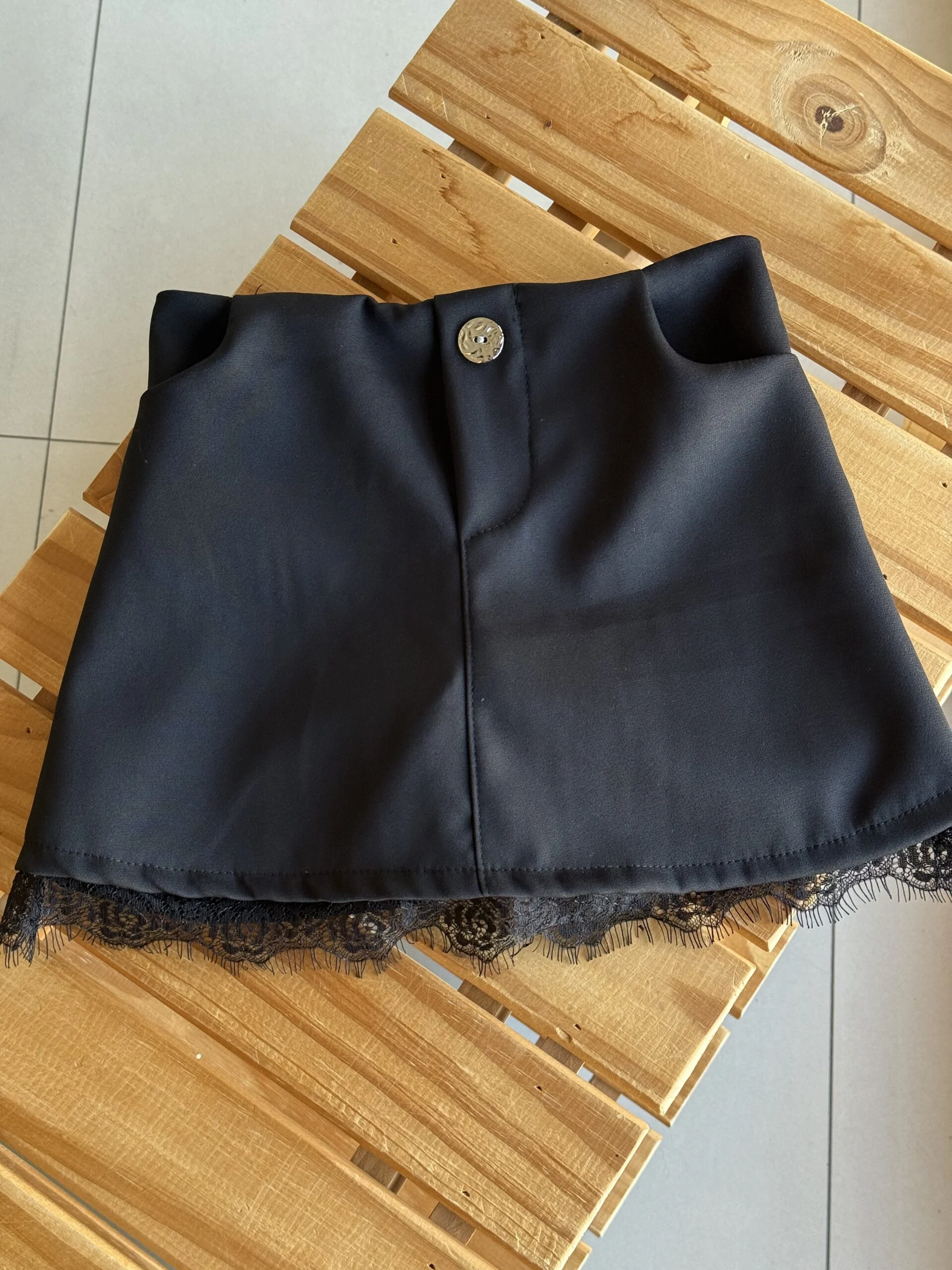 POLLERA SHORT SASTRERA NEGRA PUNTILLA