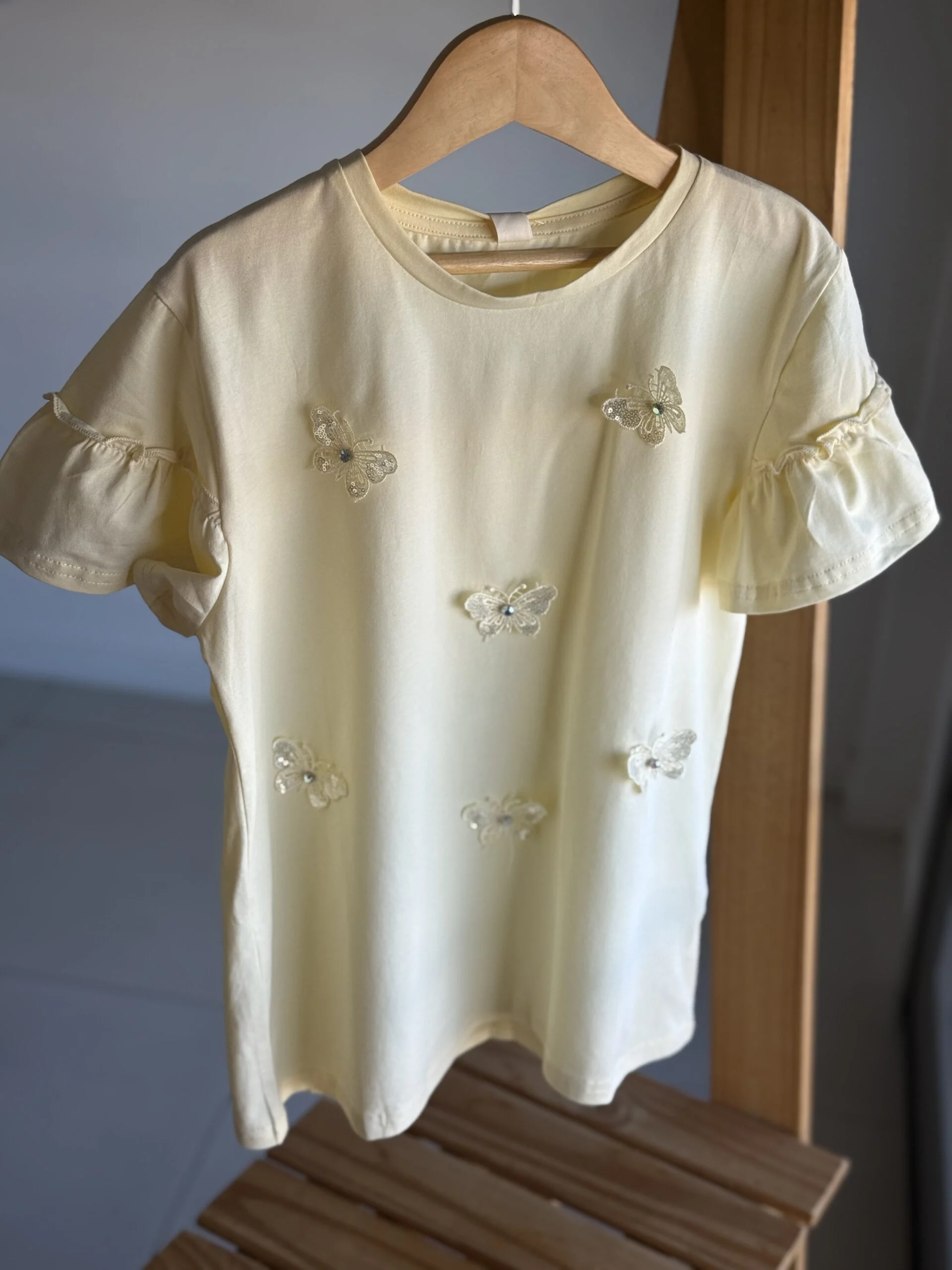 REMERA MARIPOSAS AMARILLA. LÍNEA IMPORTADA
