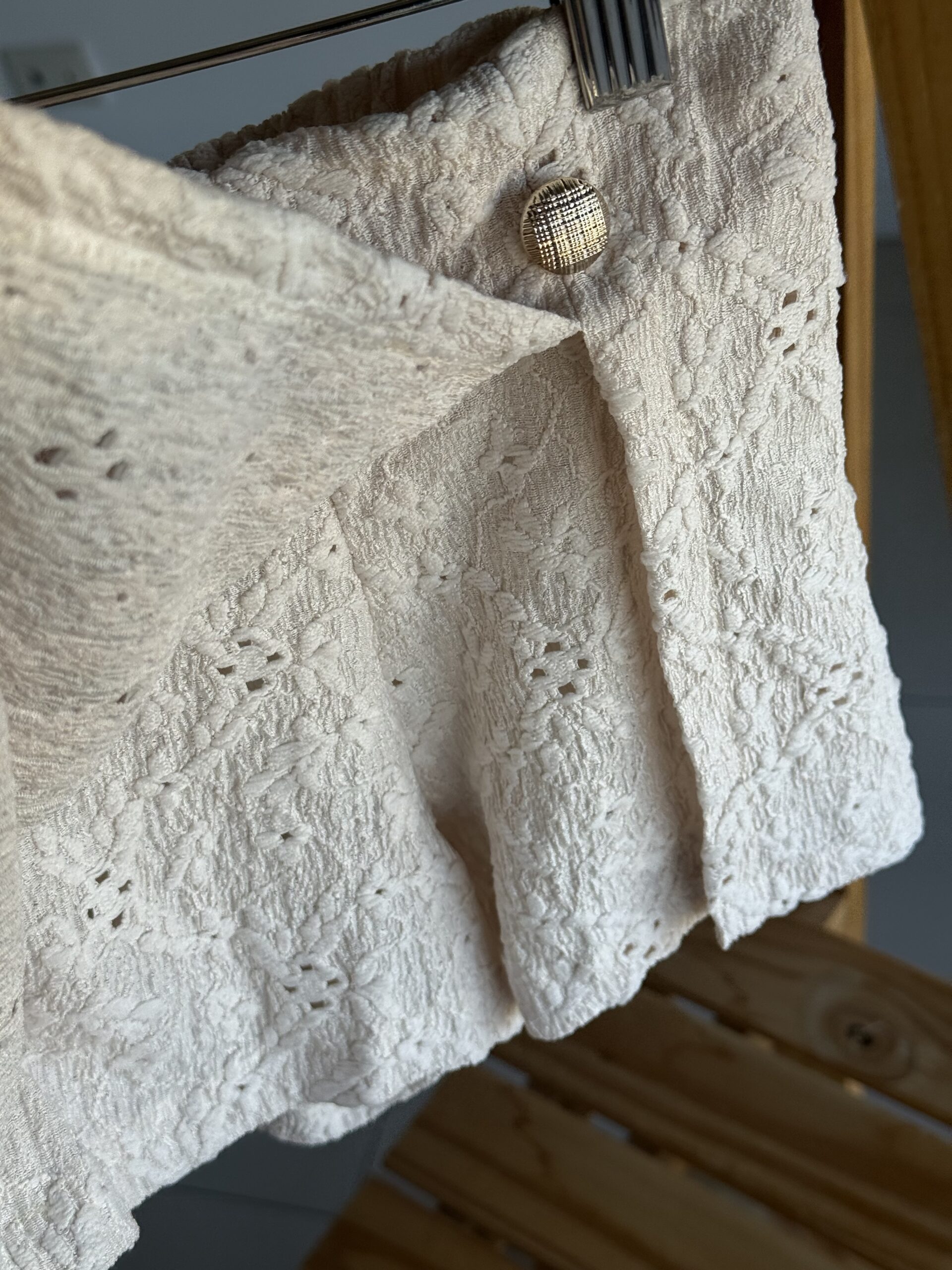 POLLERA SHORT BRODERIE DENANCY BEIGE - Imagen 3