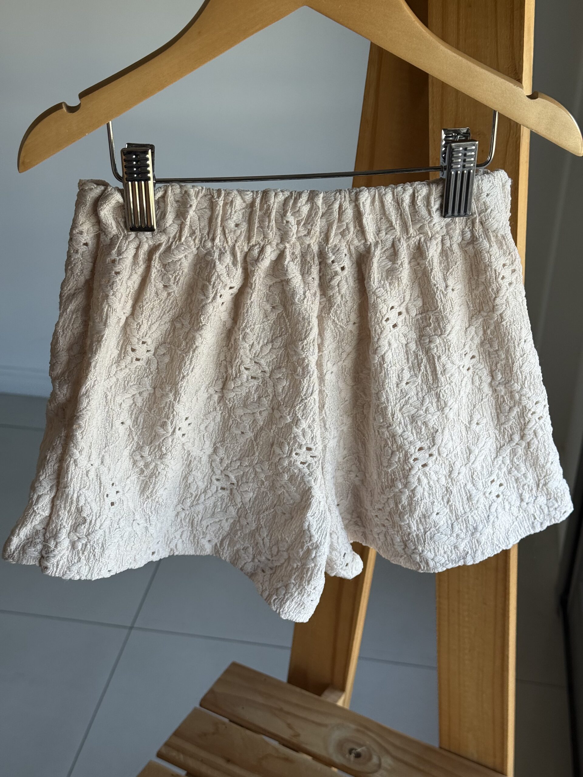 POLLERA SHORT BRODERIE DENANCY BEIGE - Imagen 4