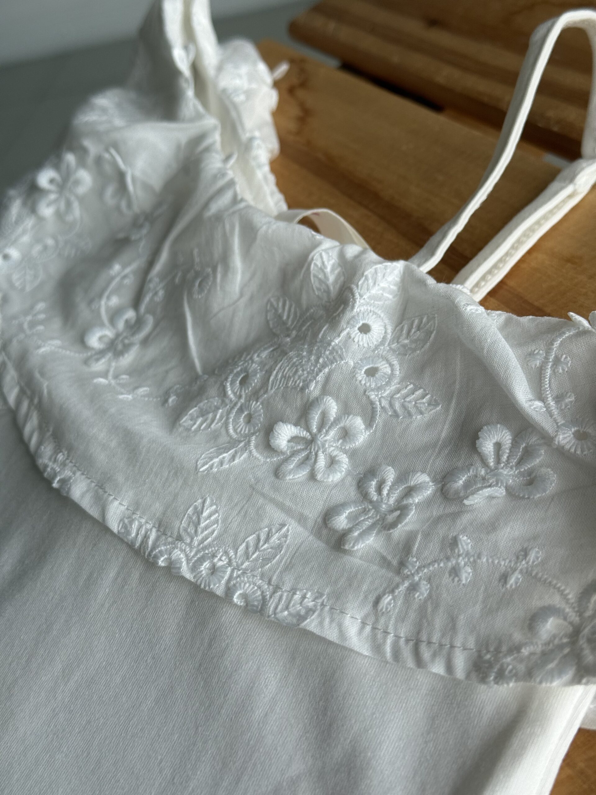 BLUSA ASIMÉTRICA BLANCA . LÍNEA IMPORTADA - Imagen 2